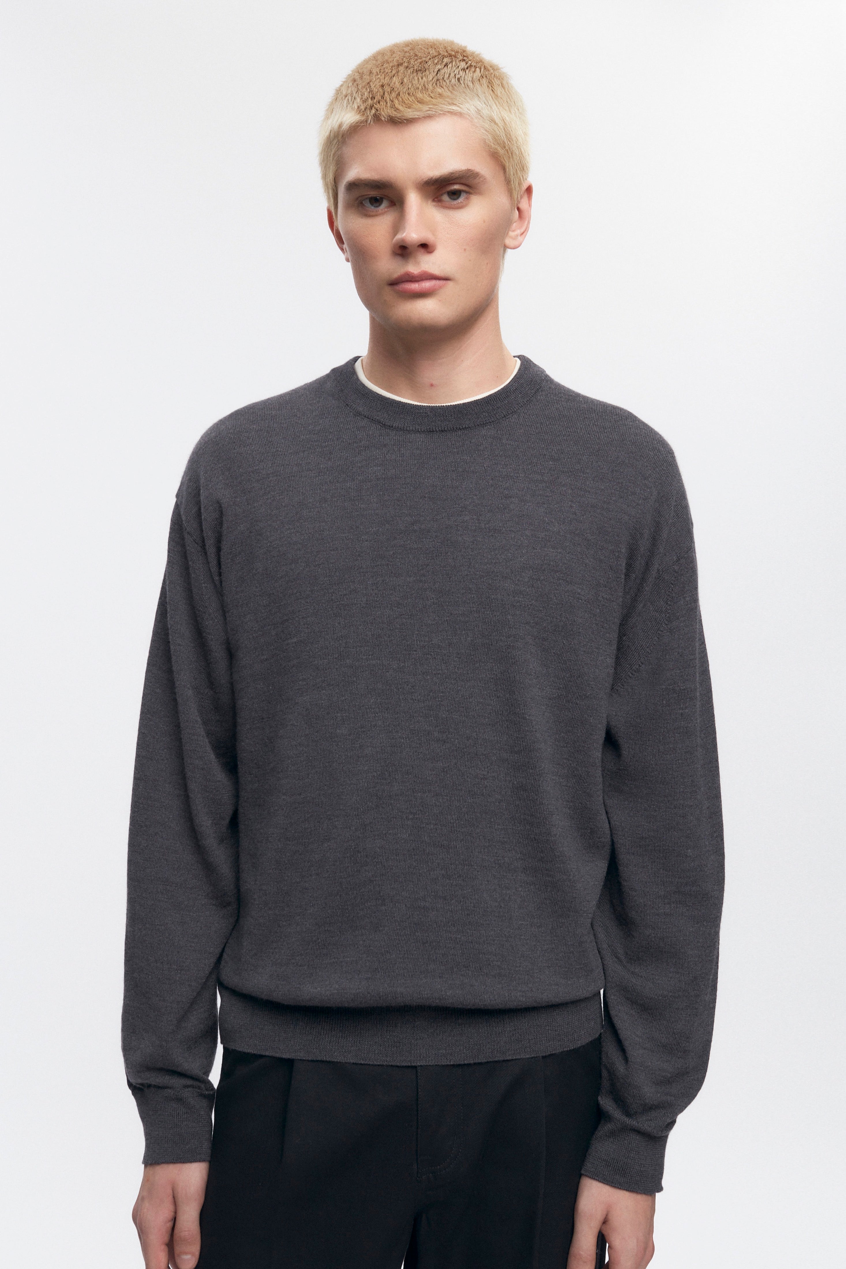 Pull à col rond en laine mérinos fine pour homme en charcoal Melange