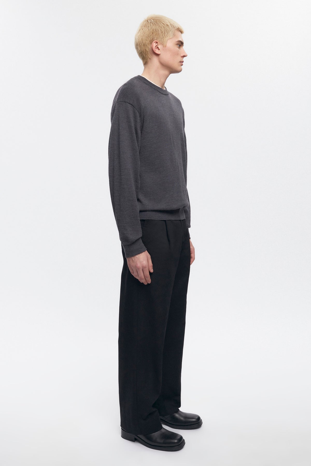 Pull à col rond en laine mérinos fine pour homme en charcoal Melange