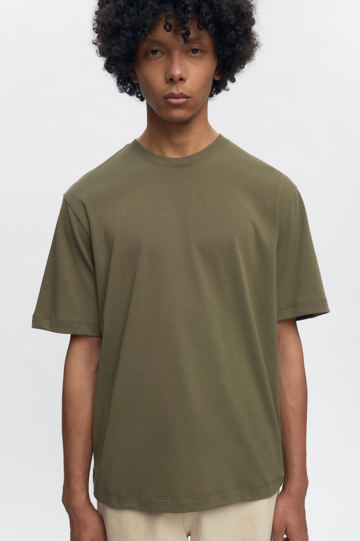 Jonathan is 6’2, a regular L and is wearing an L.