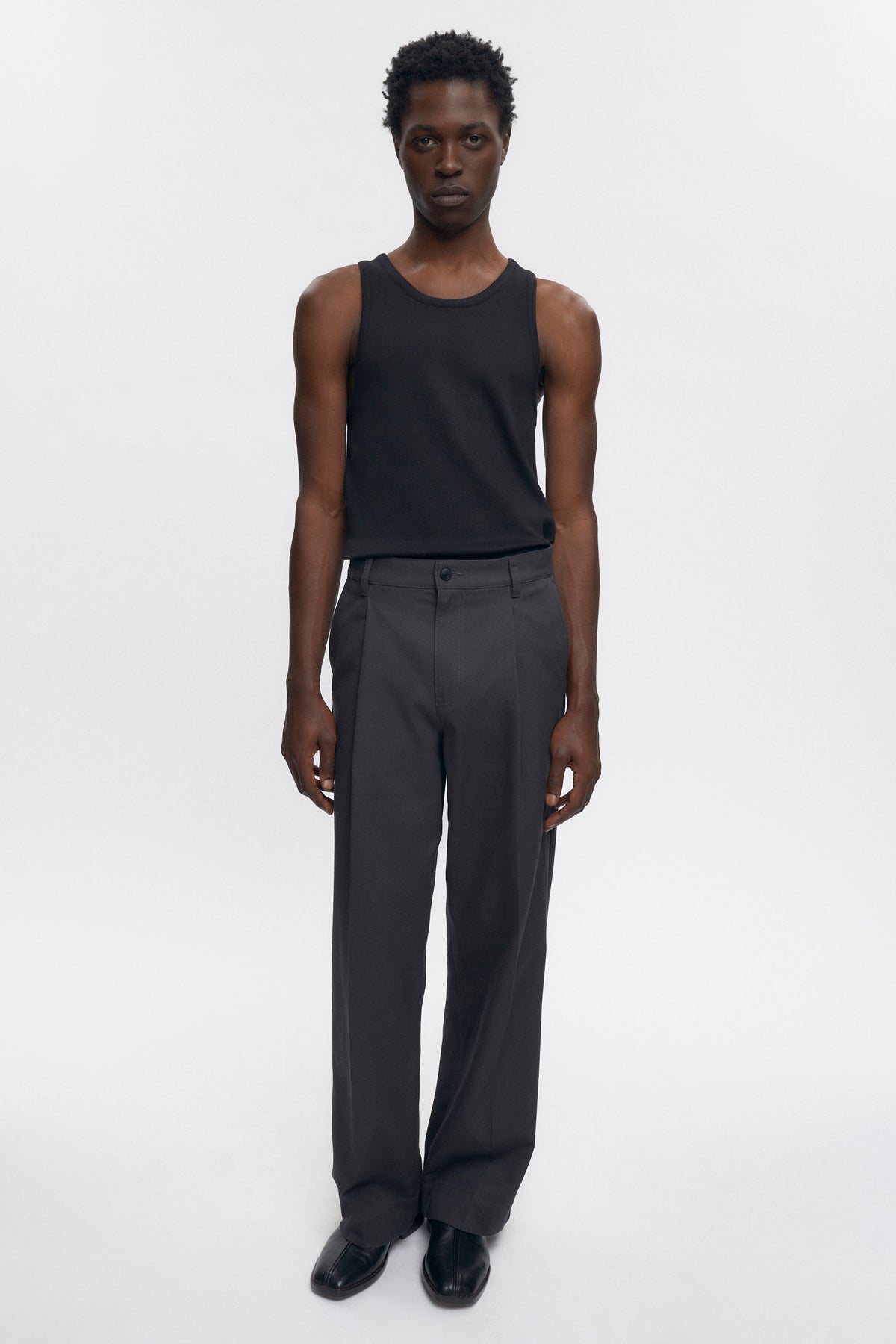 Jonathan is 6’2, a regular 32 and is wearing a 32.