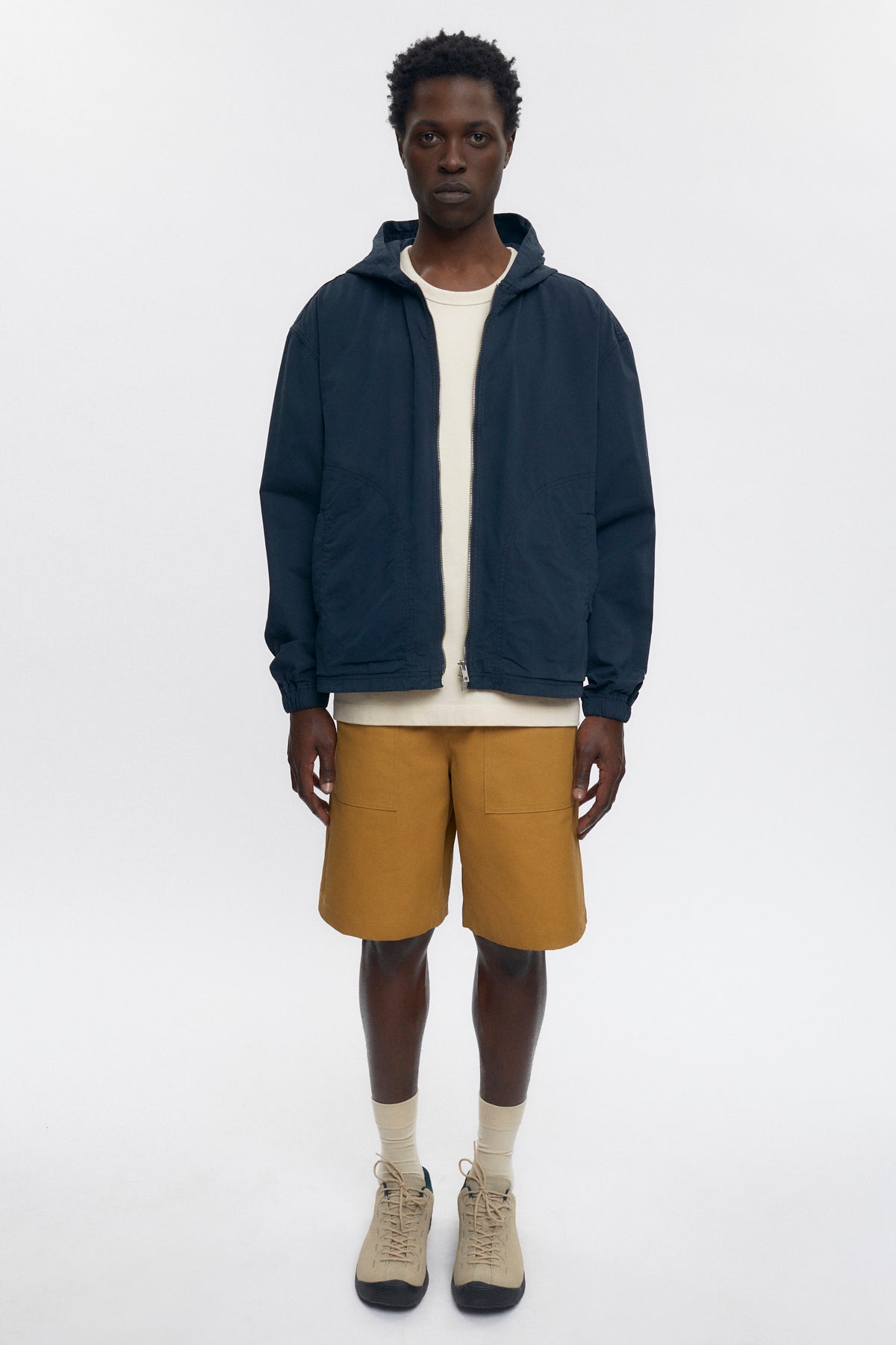 Jonathan is 6’2, a regular 32 and is wearing a 32.