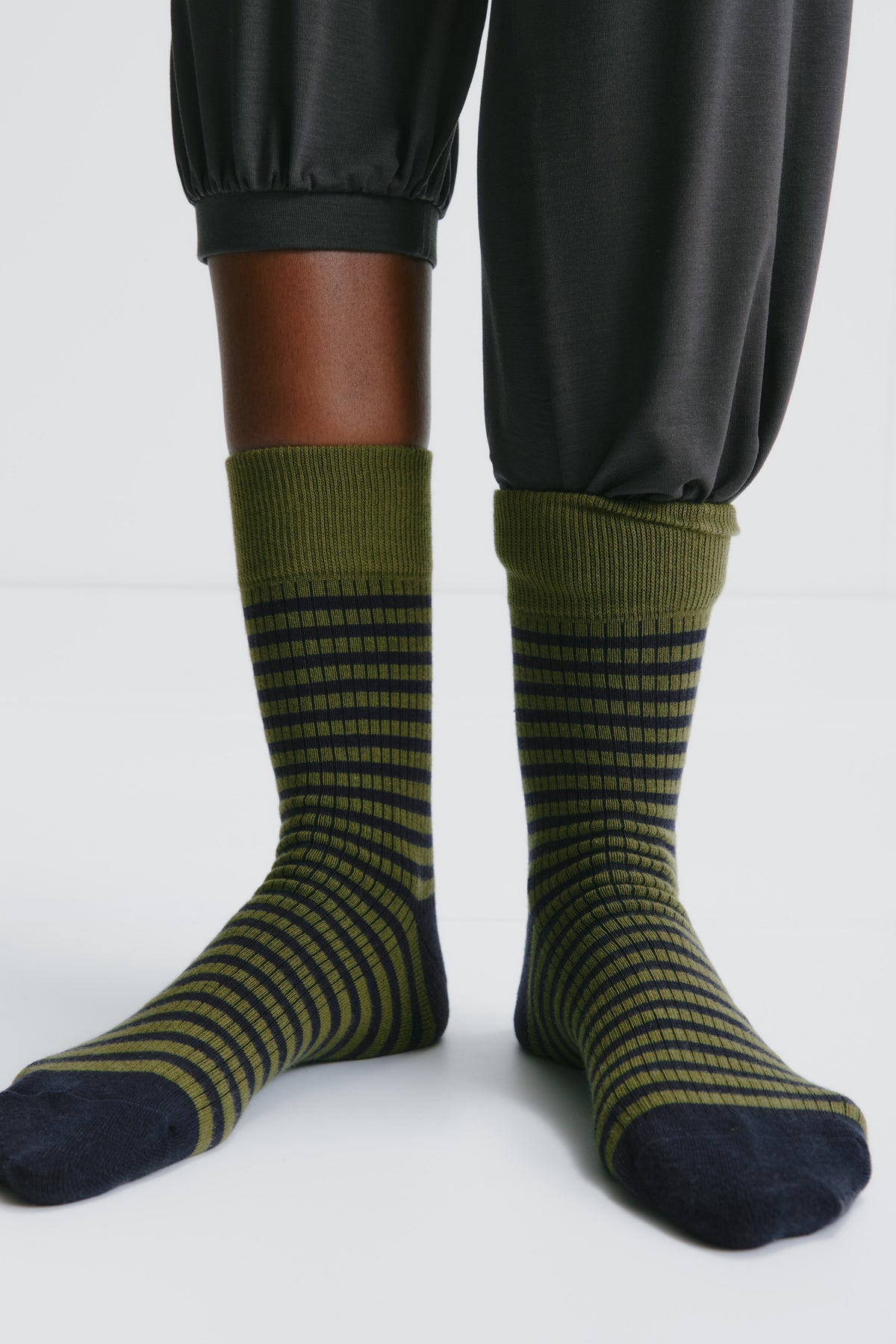 Chaussettes côtelées en rayures océan profond/cardamome