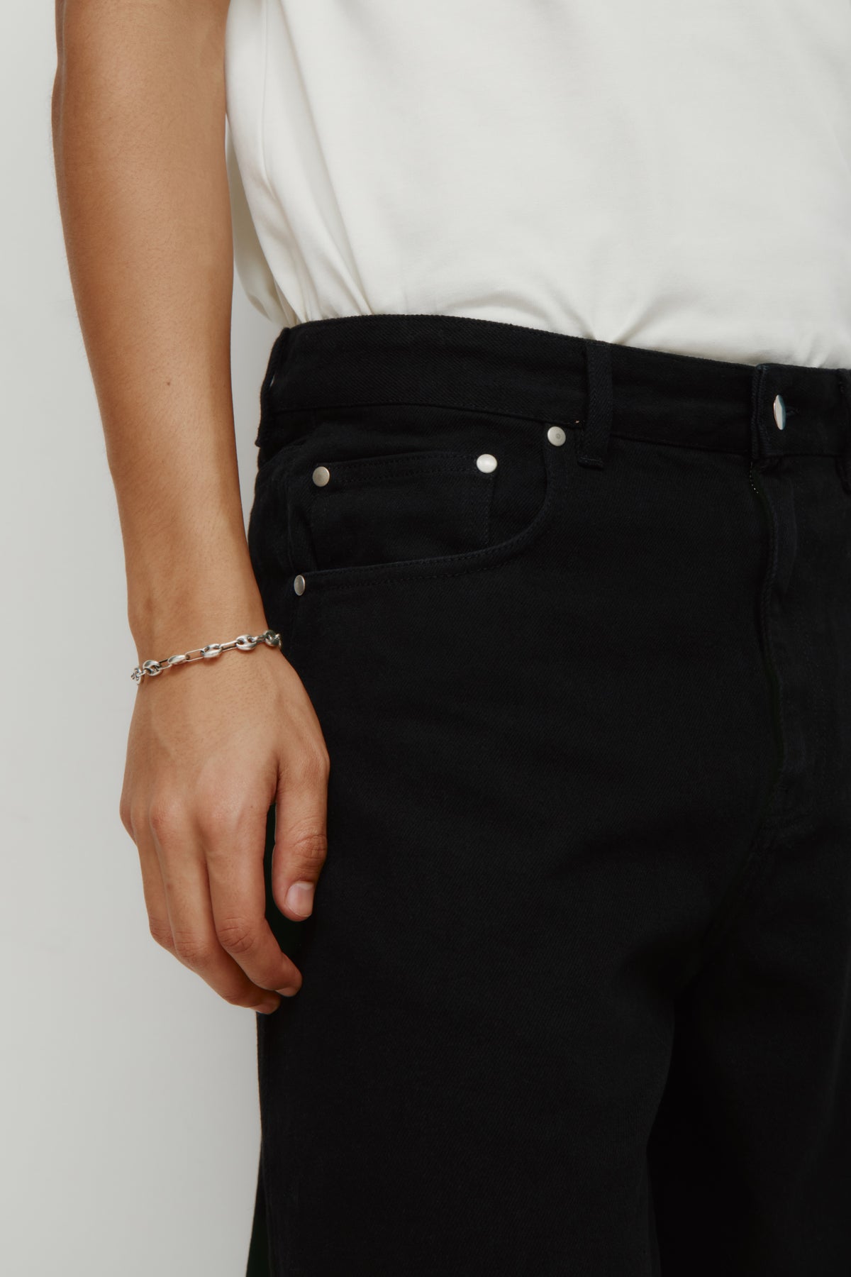 Jean Antifit en noir