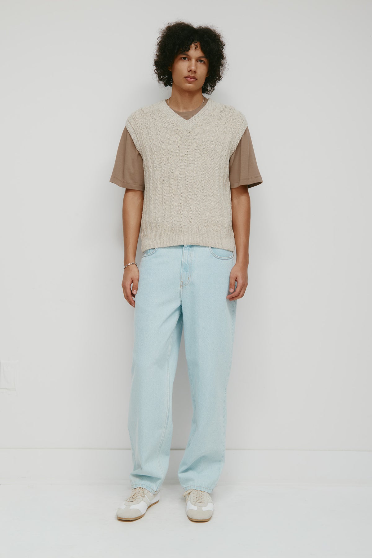 Model 6.2.5" and is wearing a size 32.