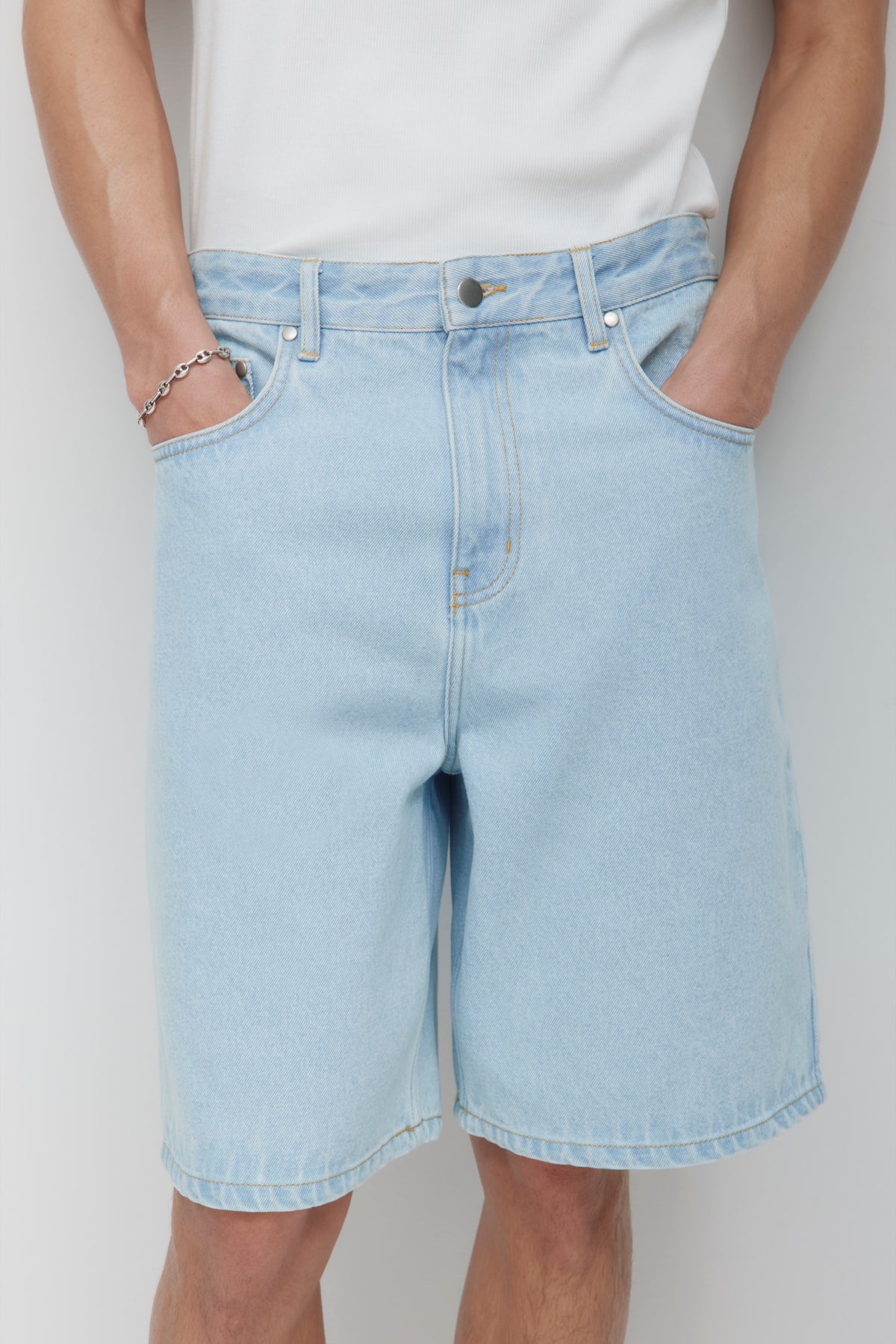 Short en denim Antifit en délavage clair