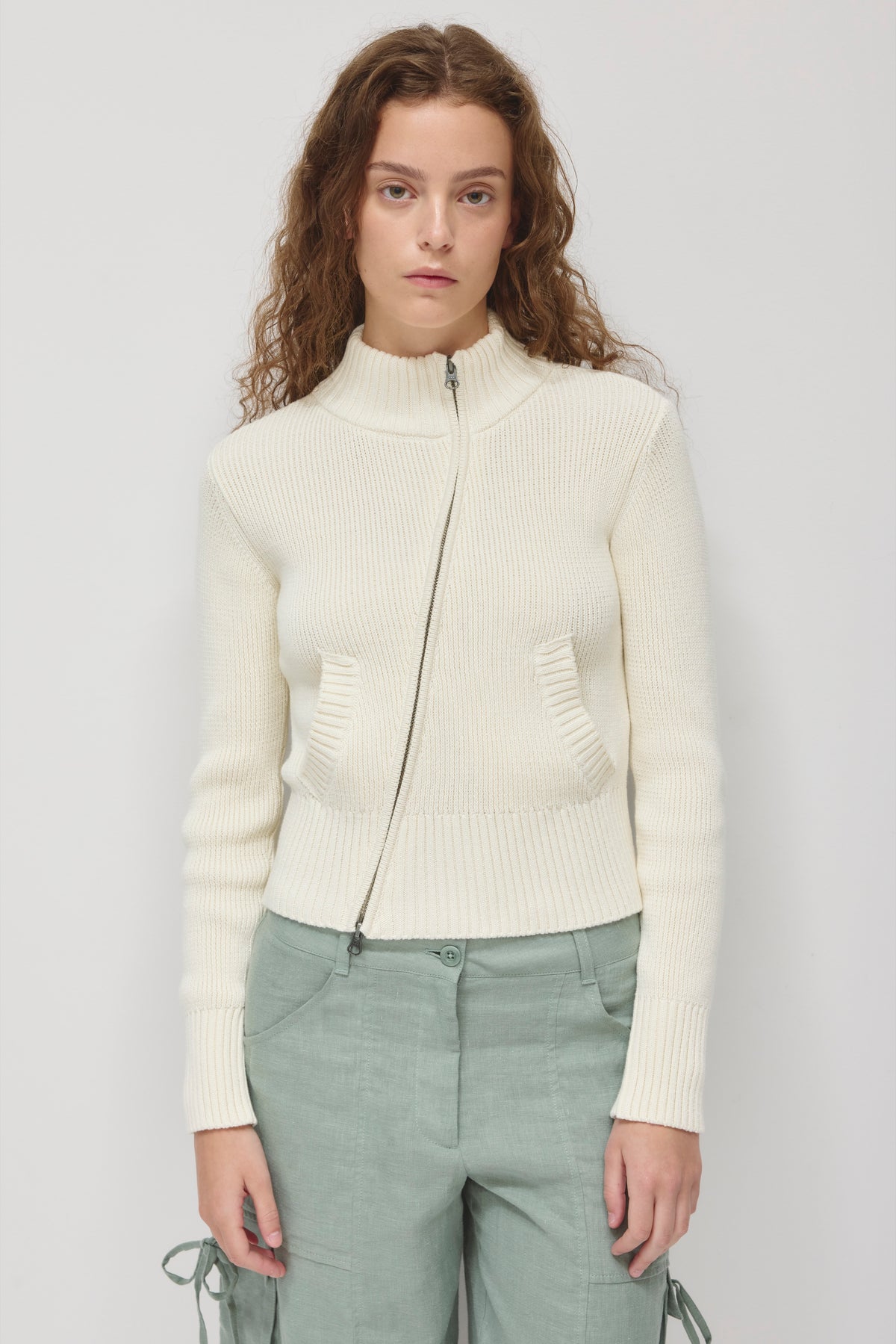 Pull asymétrique à fermeture éclair pour femme en guimauve pâle