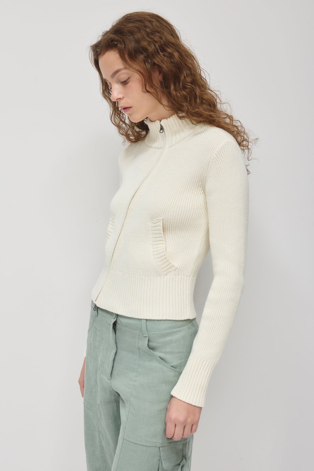 Pull asymétrique à fermeture éclair pour femme en guimauve pâle
