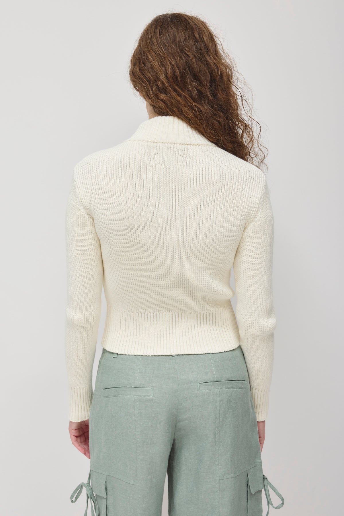 Pull asymétrique à fermeture éclair pour femme en guimauve pâle