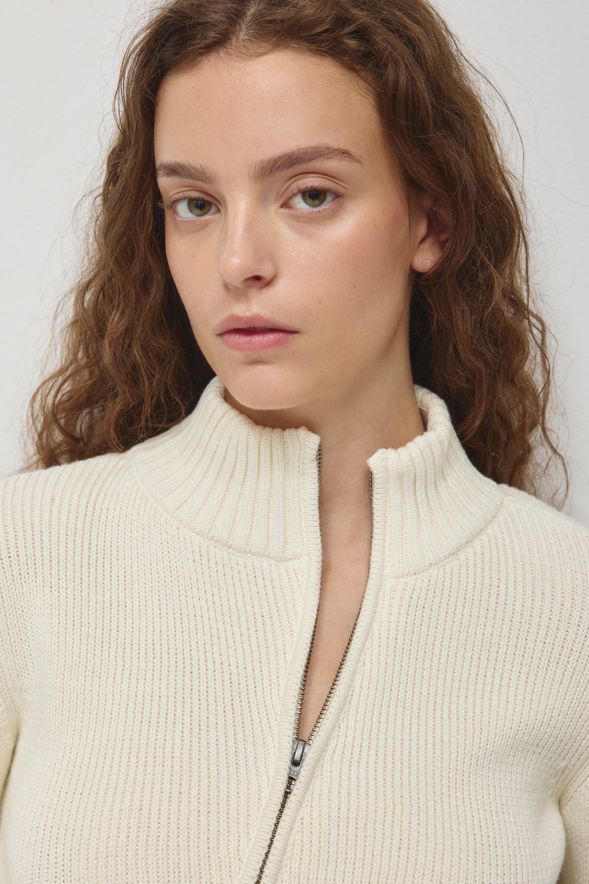 Pull asymétrique à fermeture éclair pour femme en guimauve pâle
