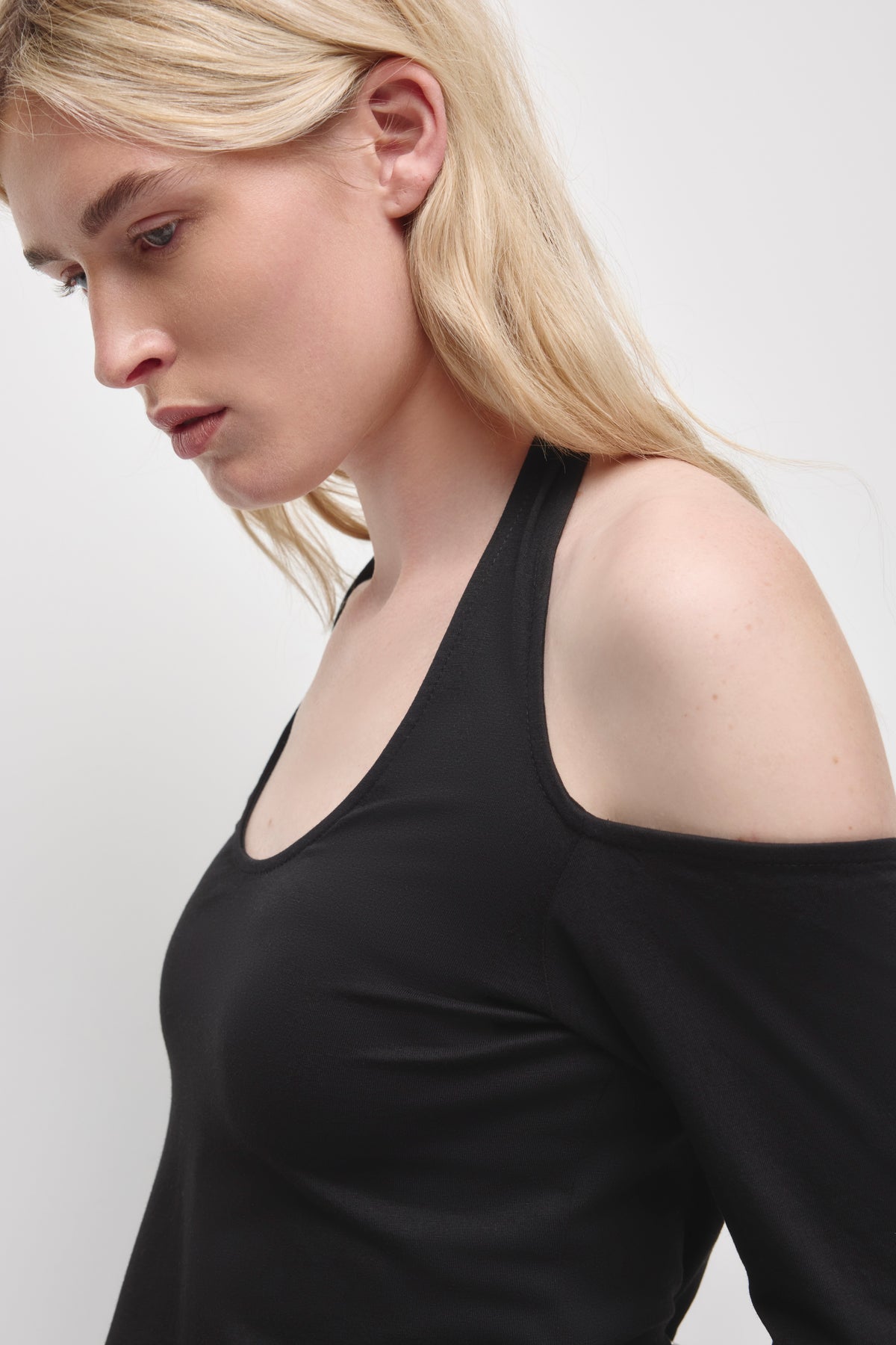 Débardeur halter épaules dénudées pour femme en noir