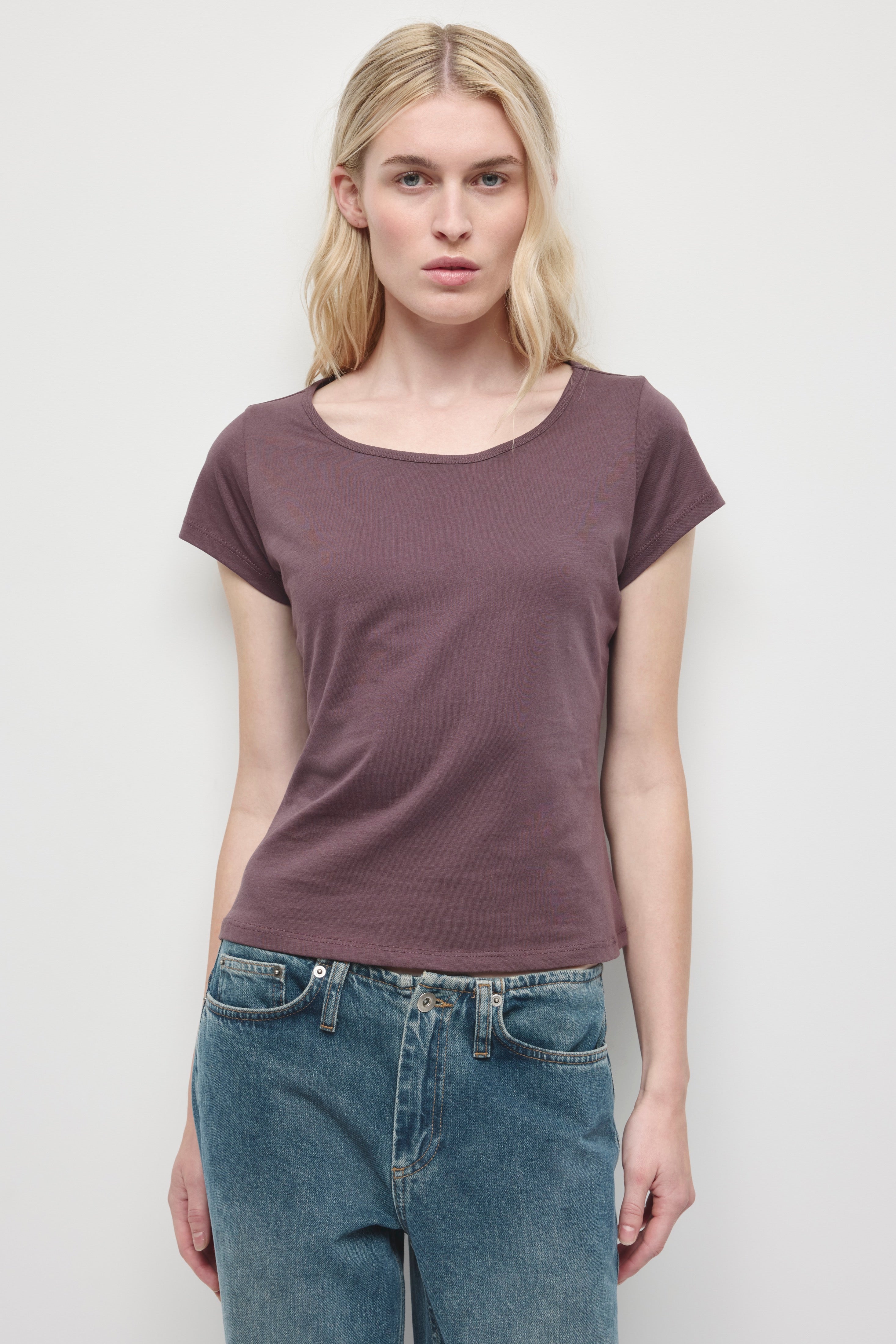 T-shirt col rond essentiel pour femme en raisin sec