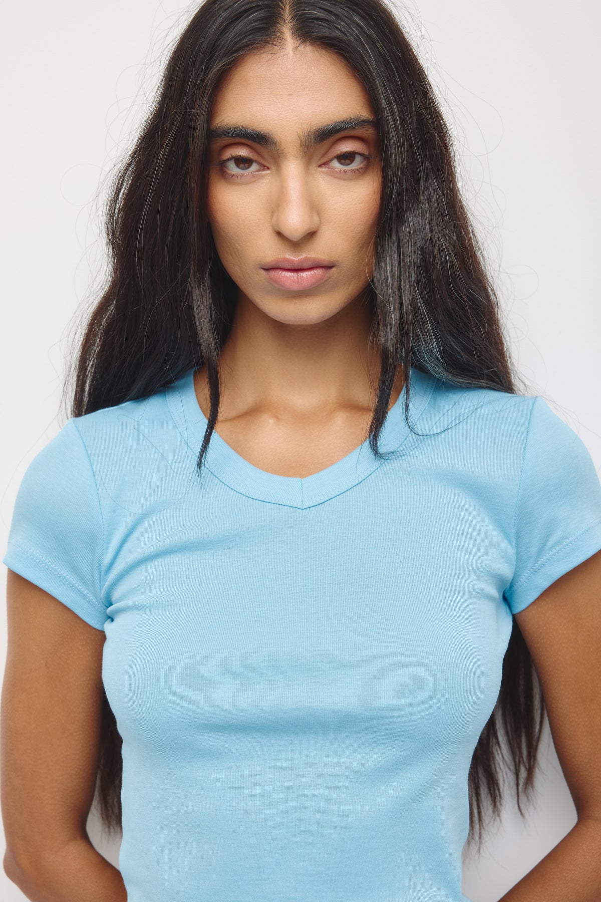 T-shirt à col en V haut pour femmes en azur