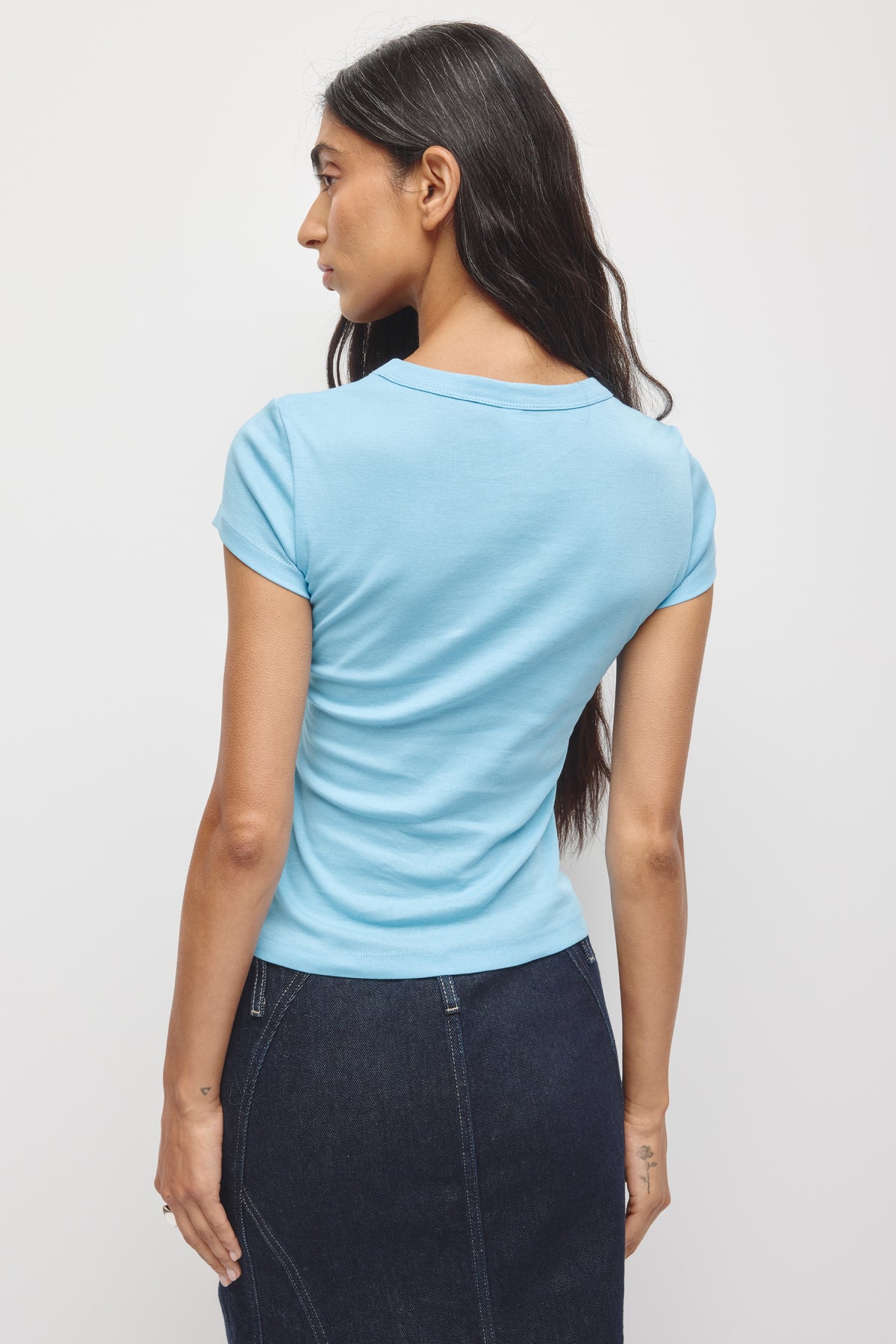 T-shirt à col en V haut pour femmes en azur