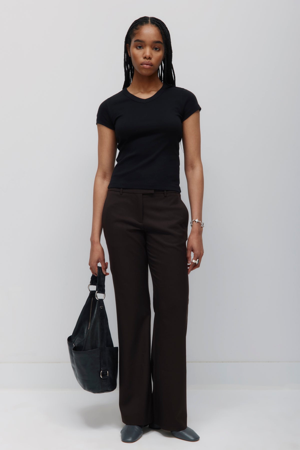 T-shirt à col en V haut pour femmes en noir