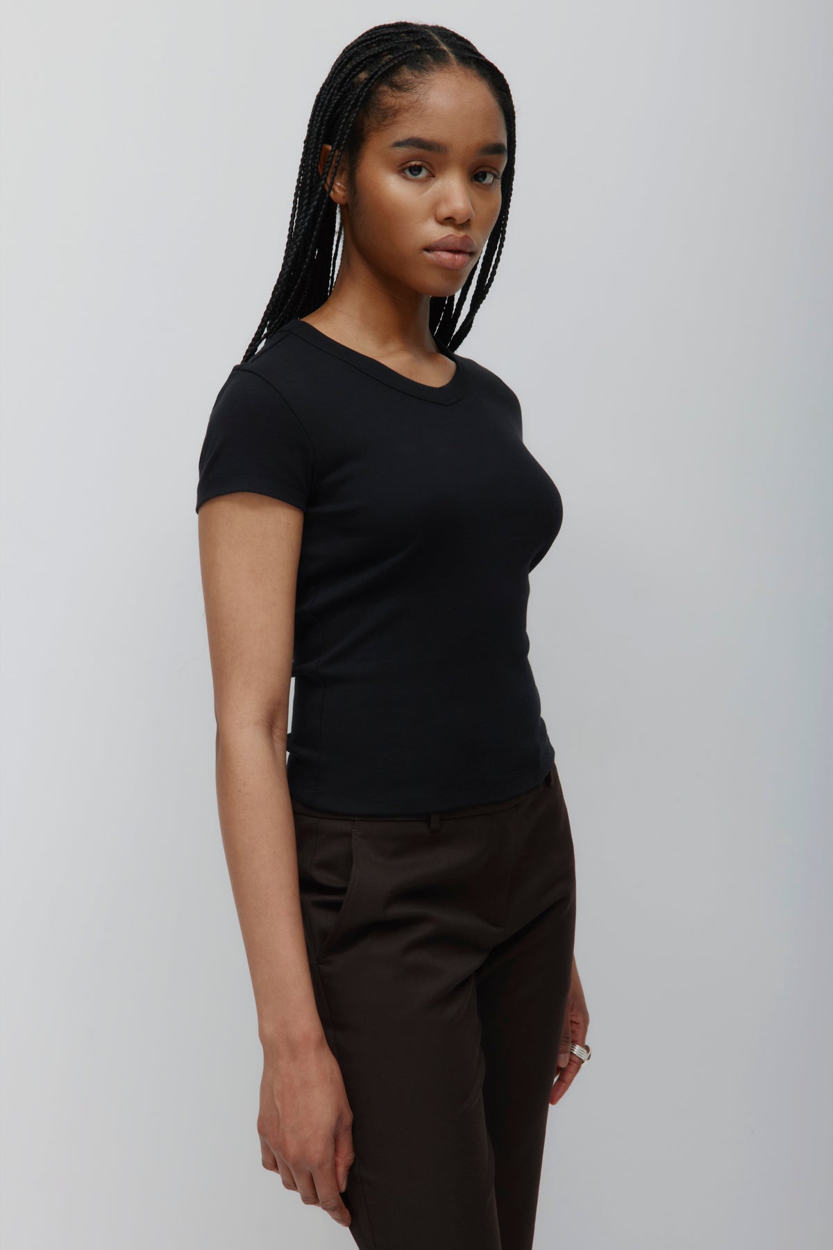 T-shirt à col en V haut pour femmes en noir