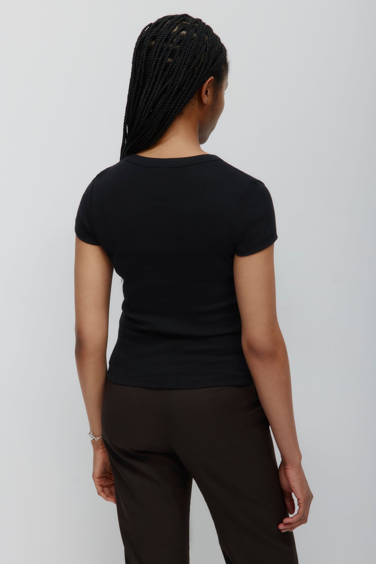T-shirt à col en V haut pour femmes en noir