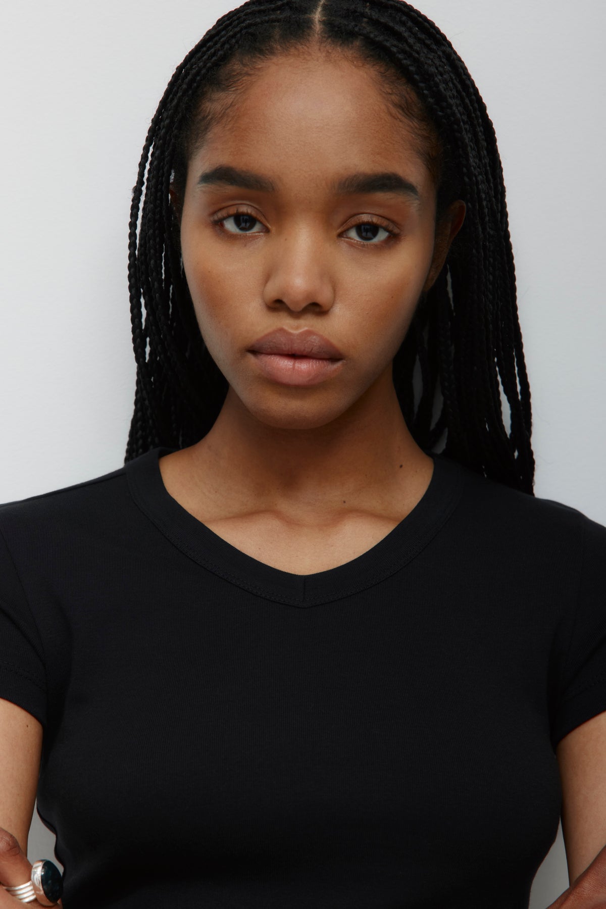 T-shirt à col en V haut pour femmes en noir