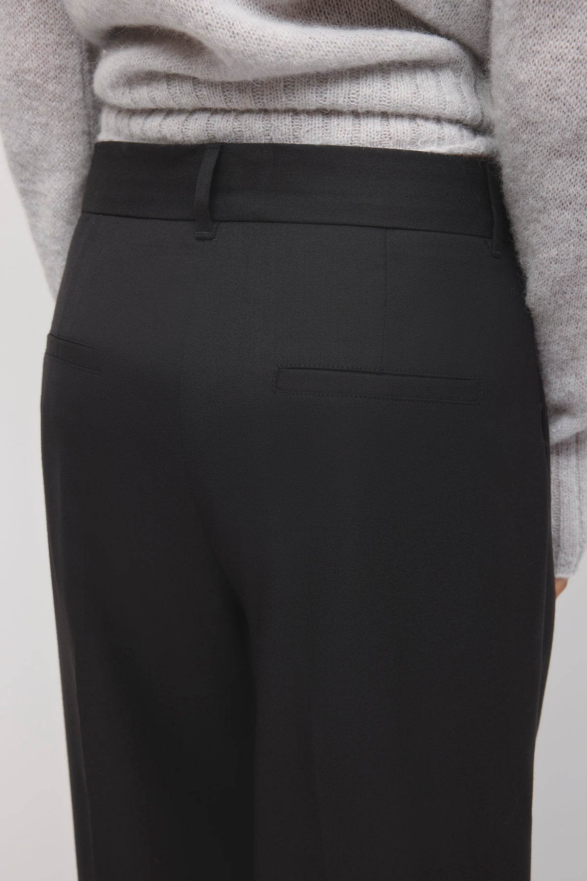 Pantalon plissé taille basse pour femme en noir