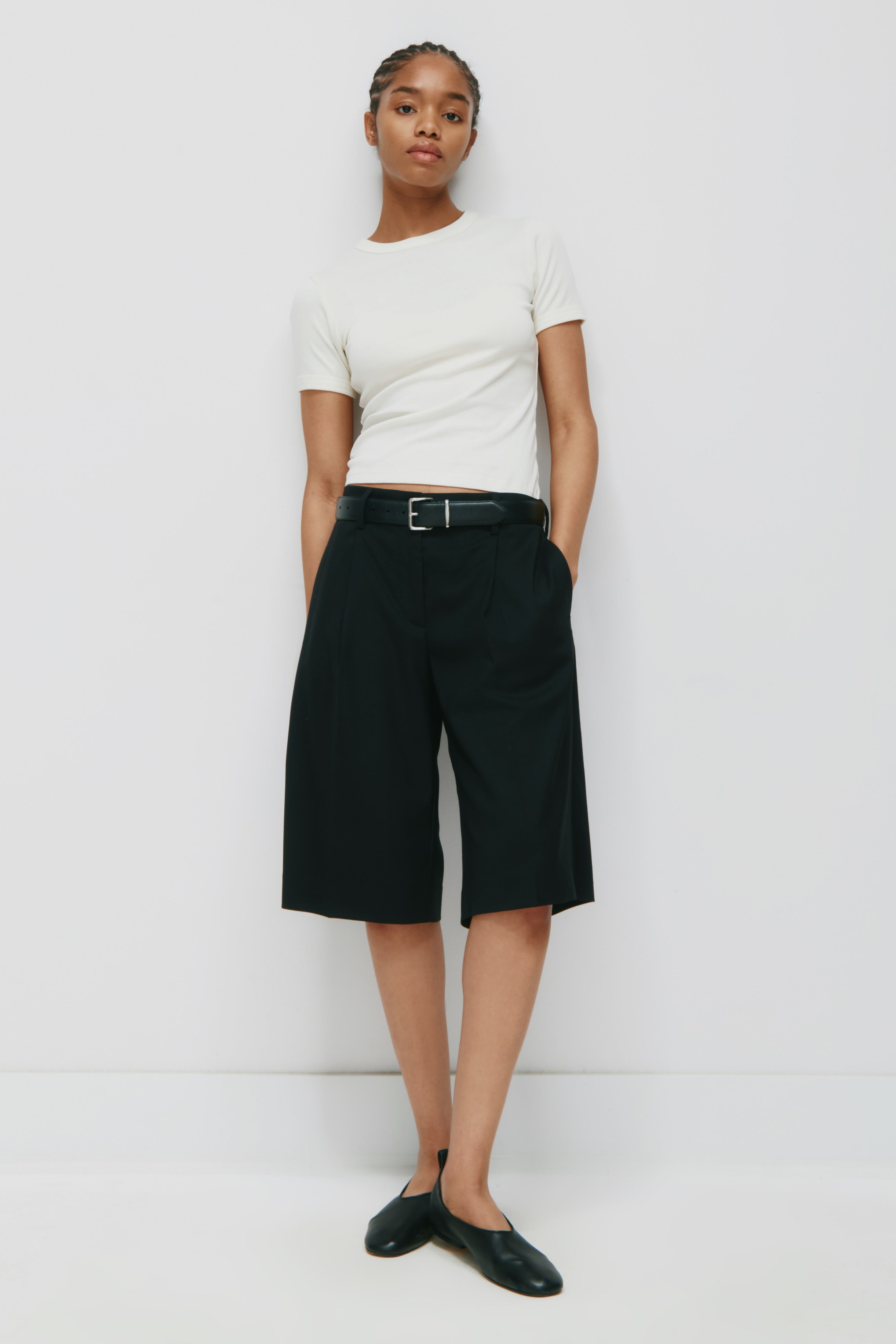 Short pantalon taille basse pour femme en noir