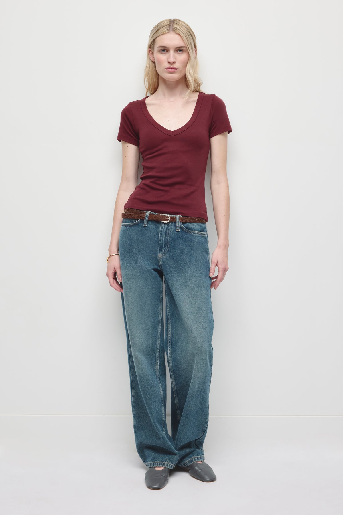 T-shirt col V profond pour femme en porto tawny
