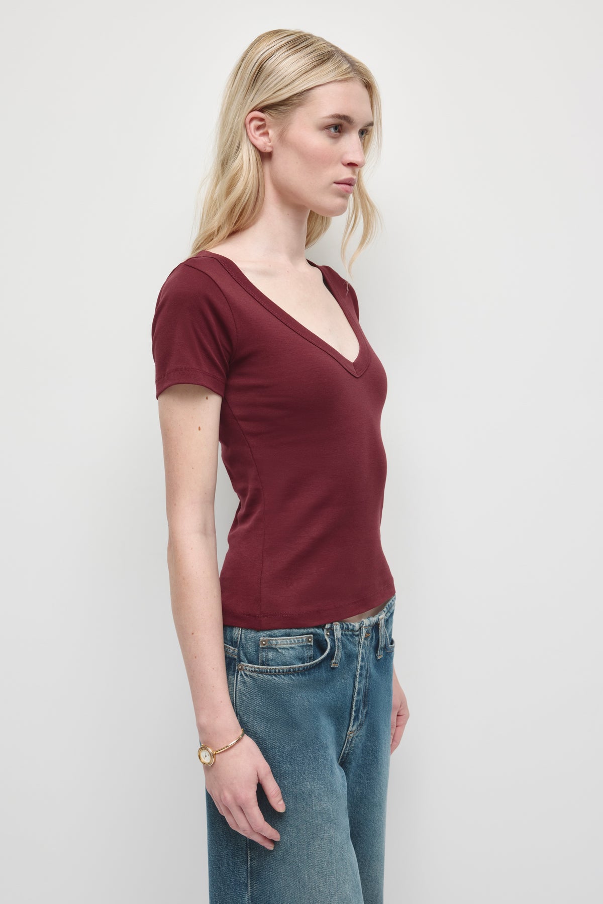 T-shirt col V profond pour femme en porto tawny