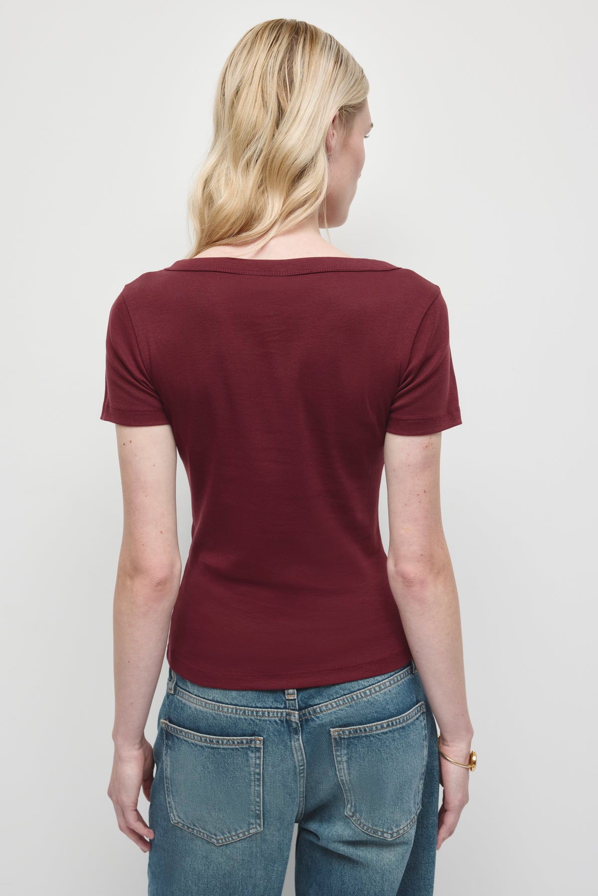 T-shirt col V profond pour femme en porto tawny