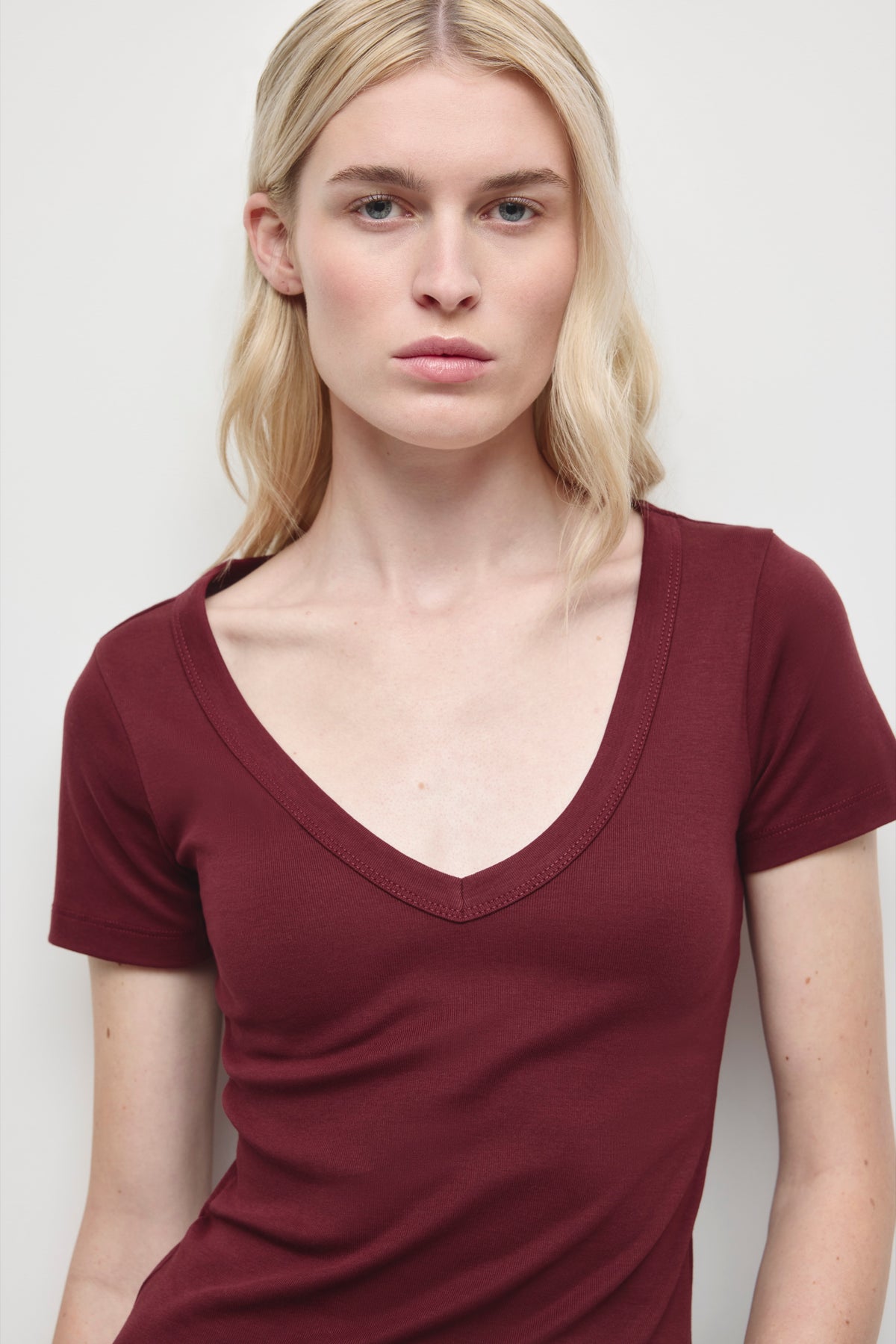 T-shirt col V profond pour femme en porto tawny