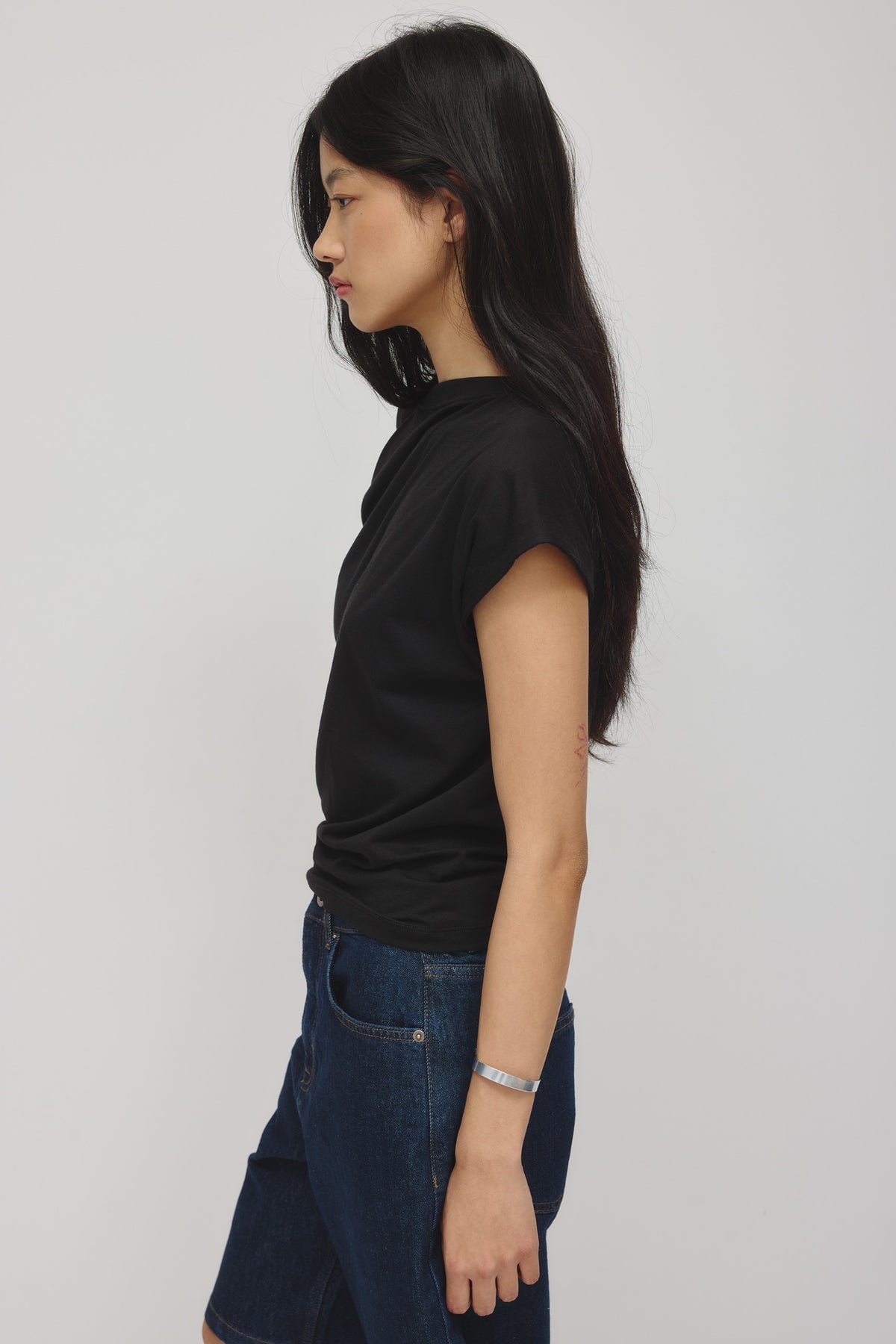 T-shirt Mina Twisted pour femme en noir