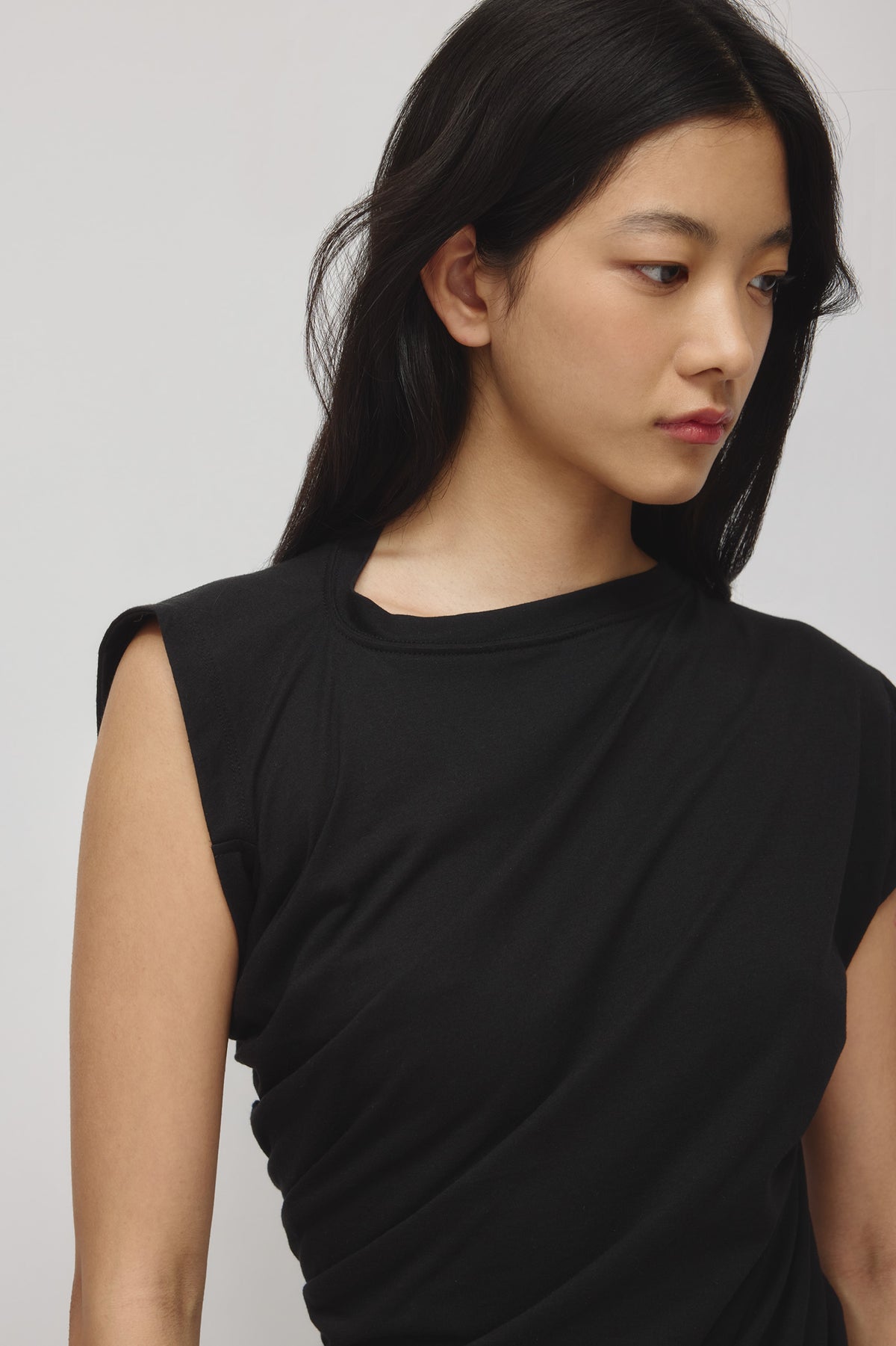 T-shirt Mina Twisted pour femme en noir
