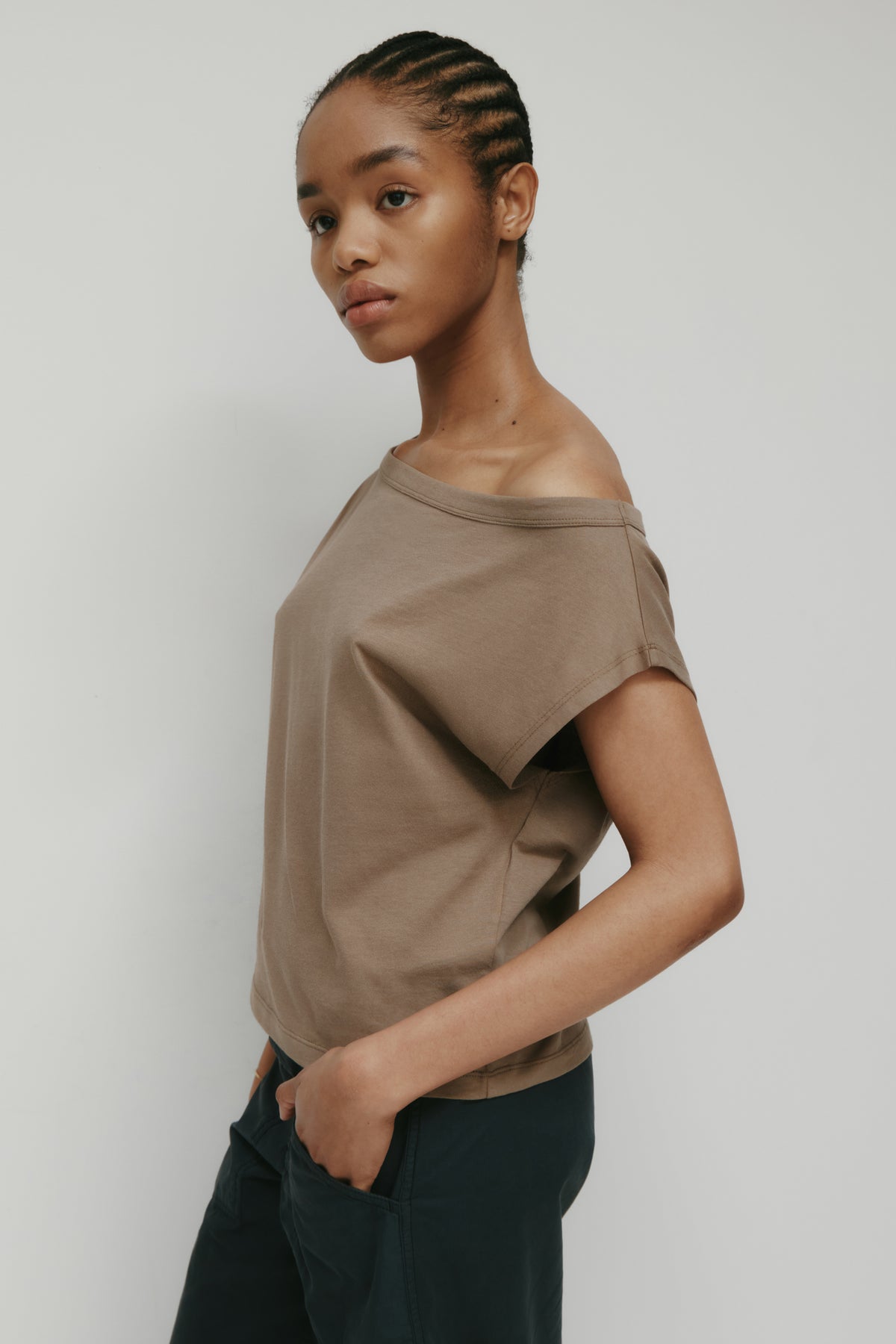 T-shirt à épaules dénudées pour femme en taupe
