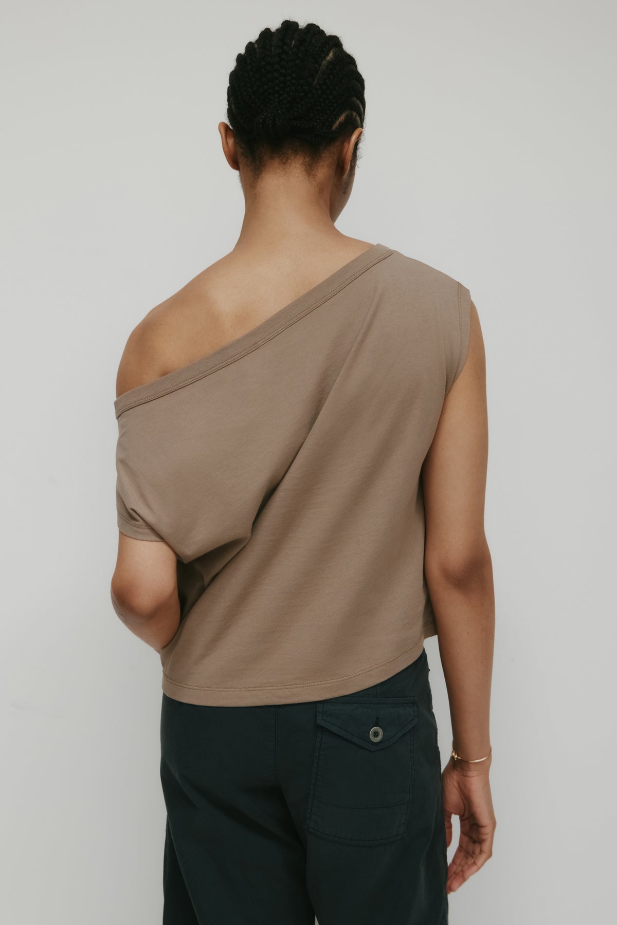 T-shirt à épaules dénudées pour femme en taupe