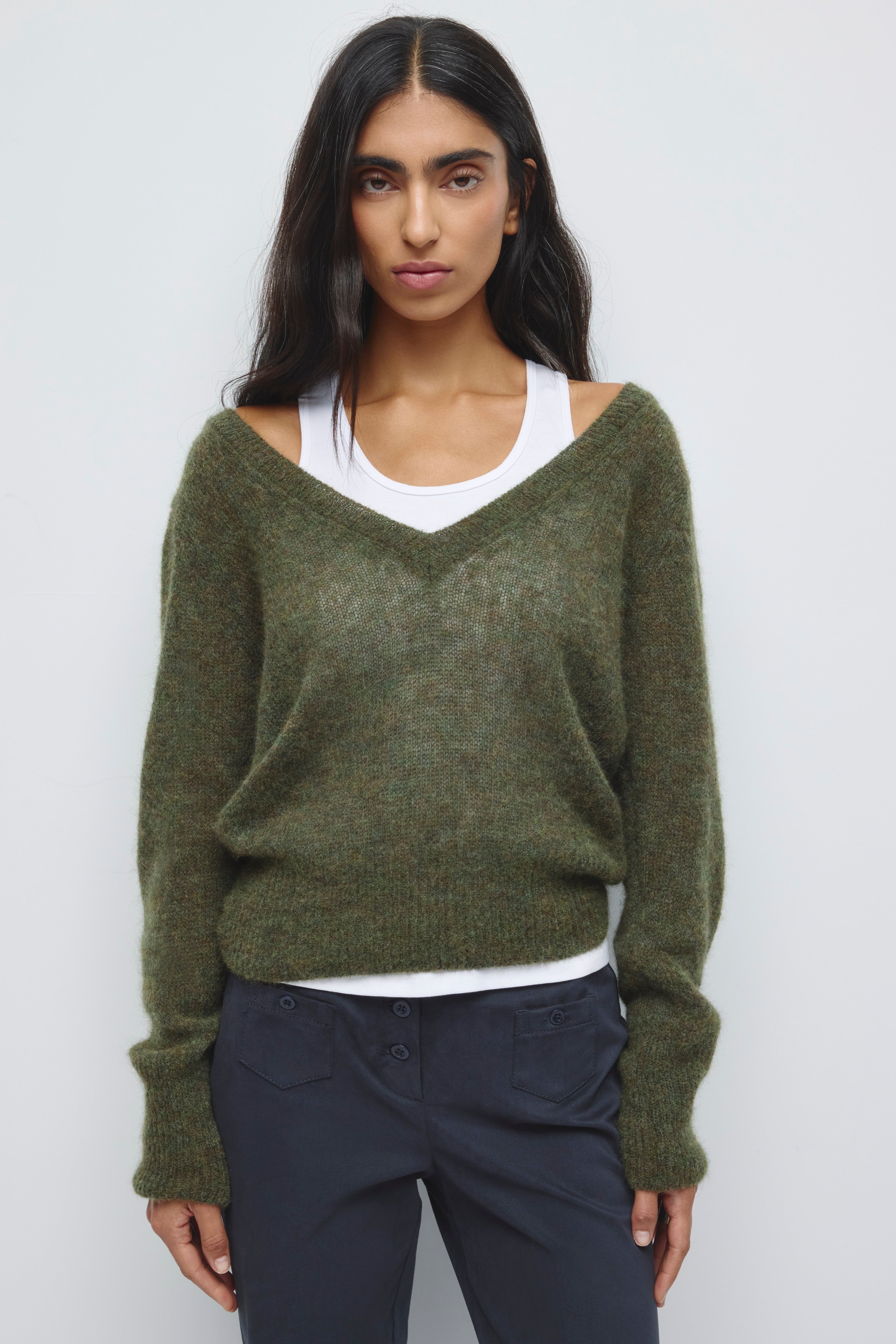 Pull Ruya à Col en V Plongeant pour Femme en olive