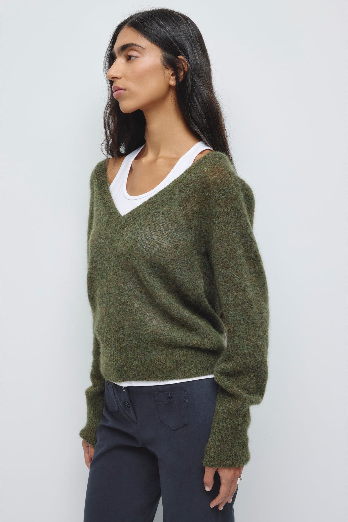 Pull Ruya à Col en V Plongeant pour Femme en olive