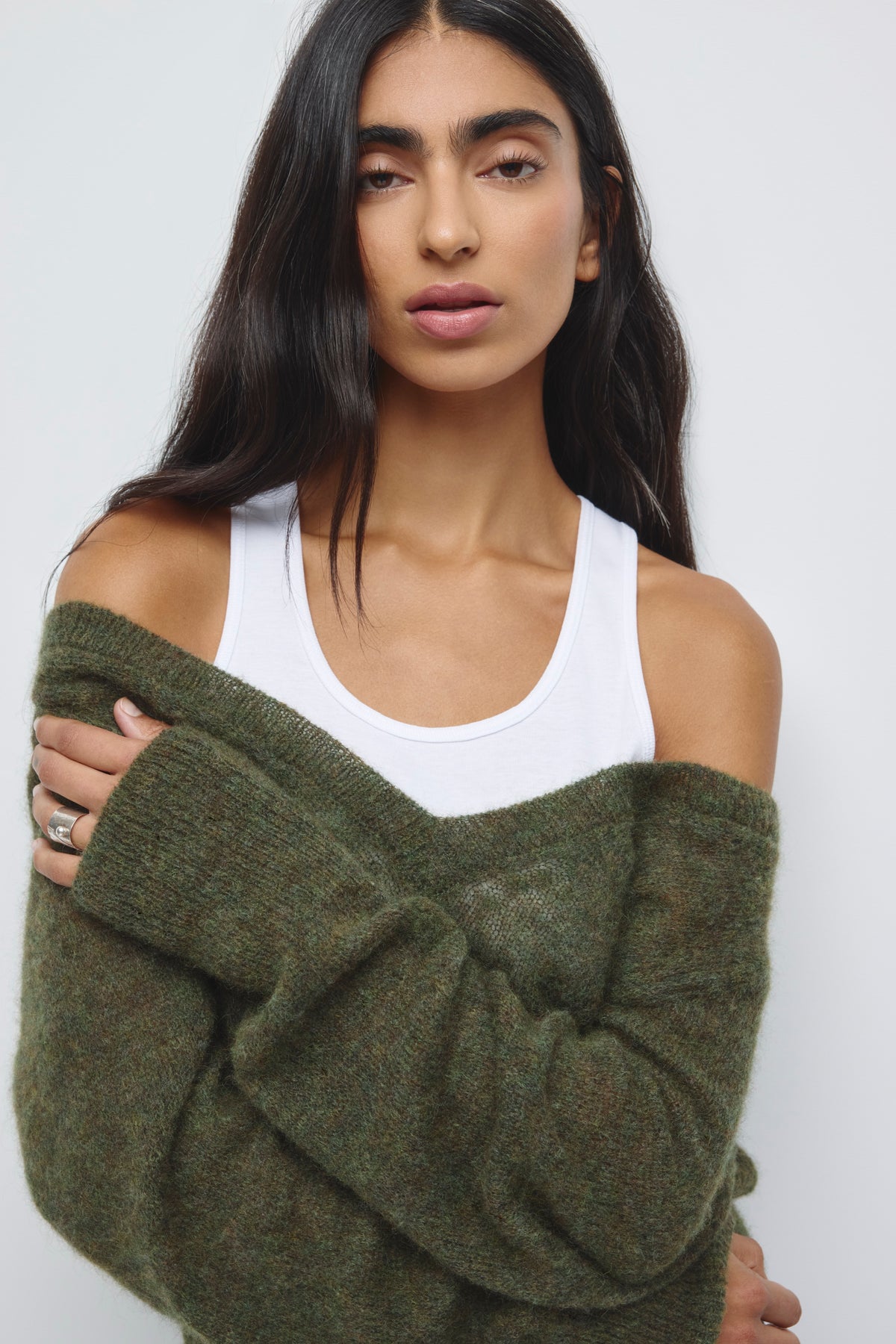Pull Ruya à Col en V Plongeant pour Femme en olive
