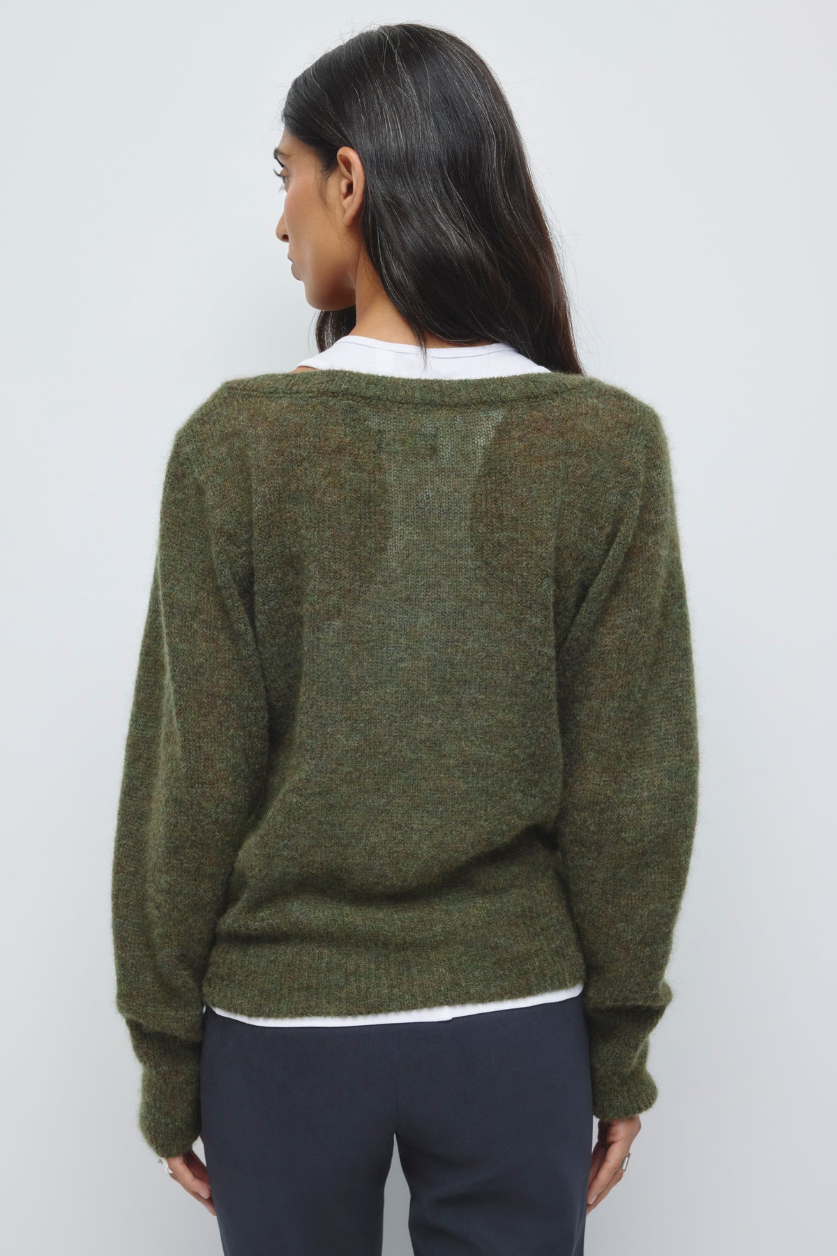 Pull Ruya à Col en V Plongeant pour Femme en olive