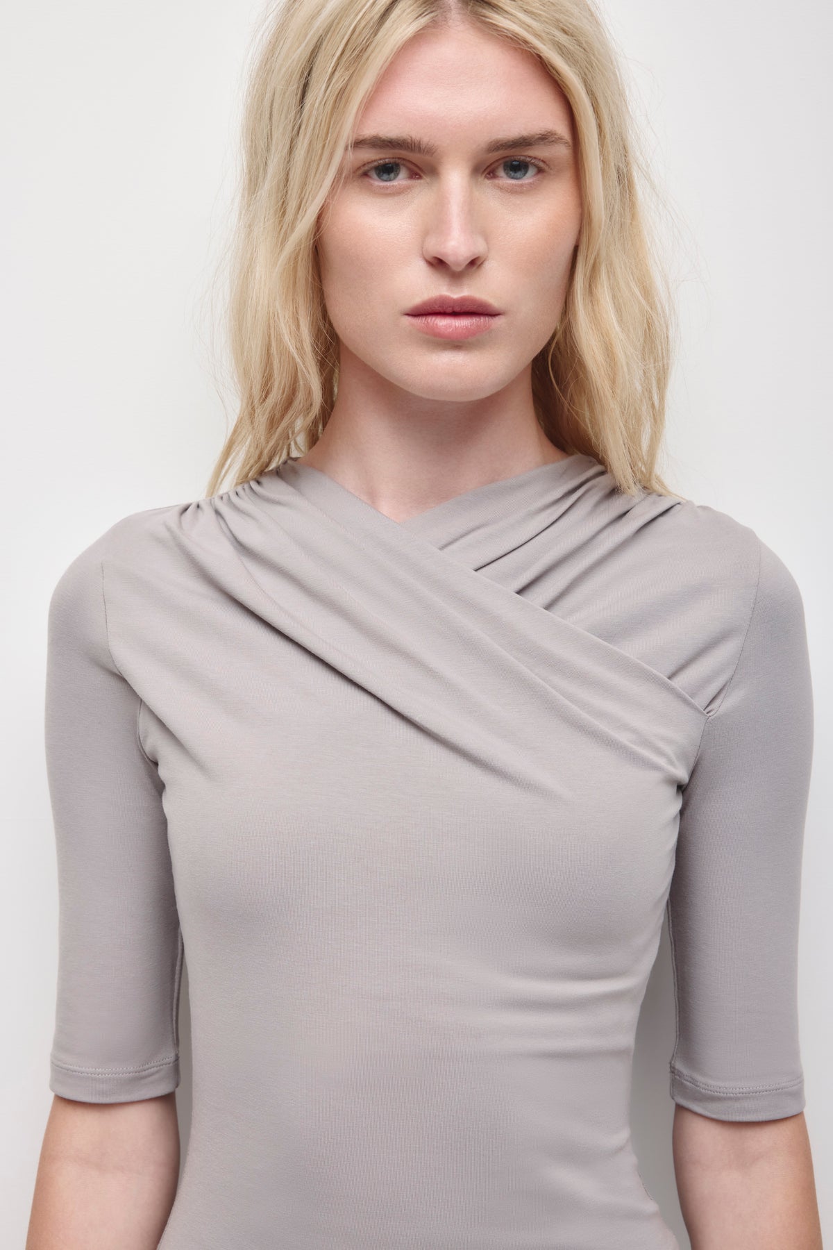 Robe portefeuille Samira pour femme en gypsum