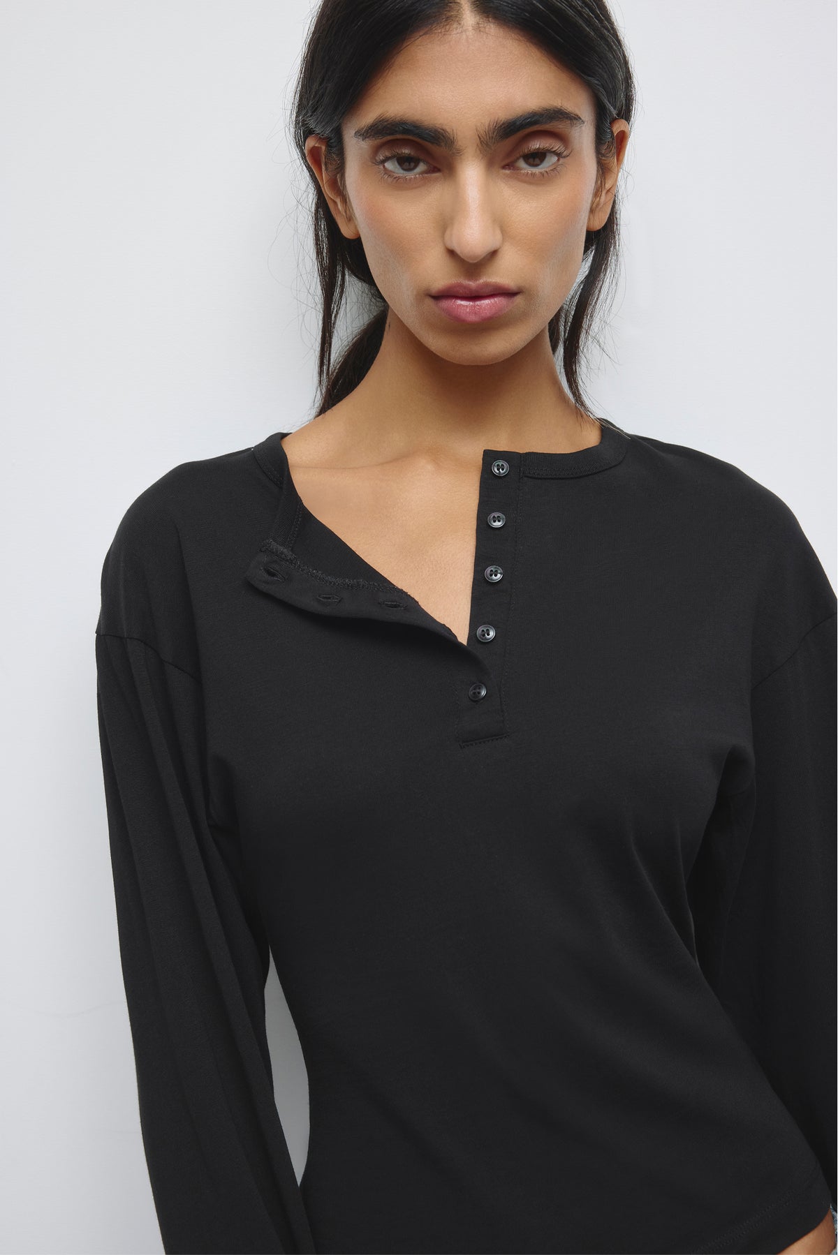 Women's Shaped Henley Longsleeve in Black