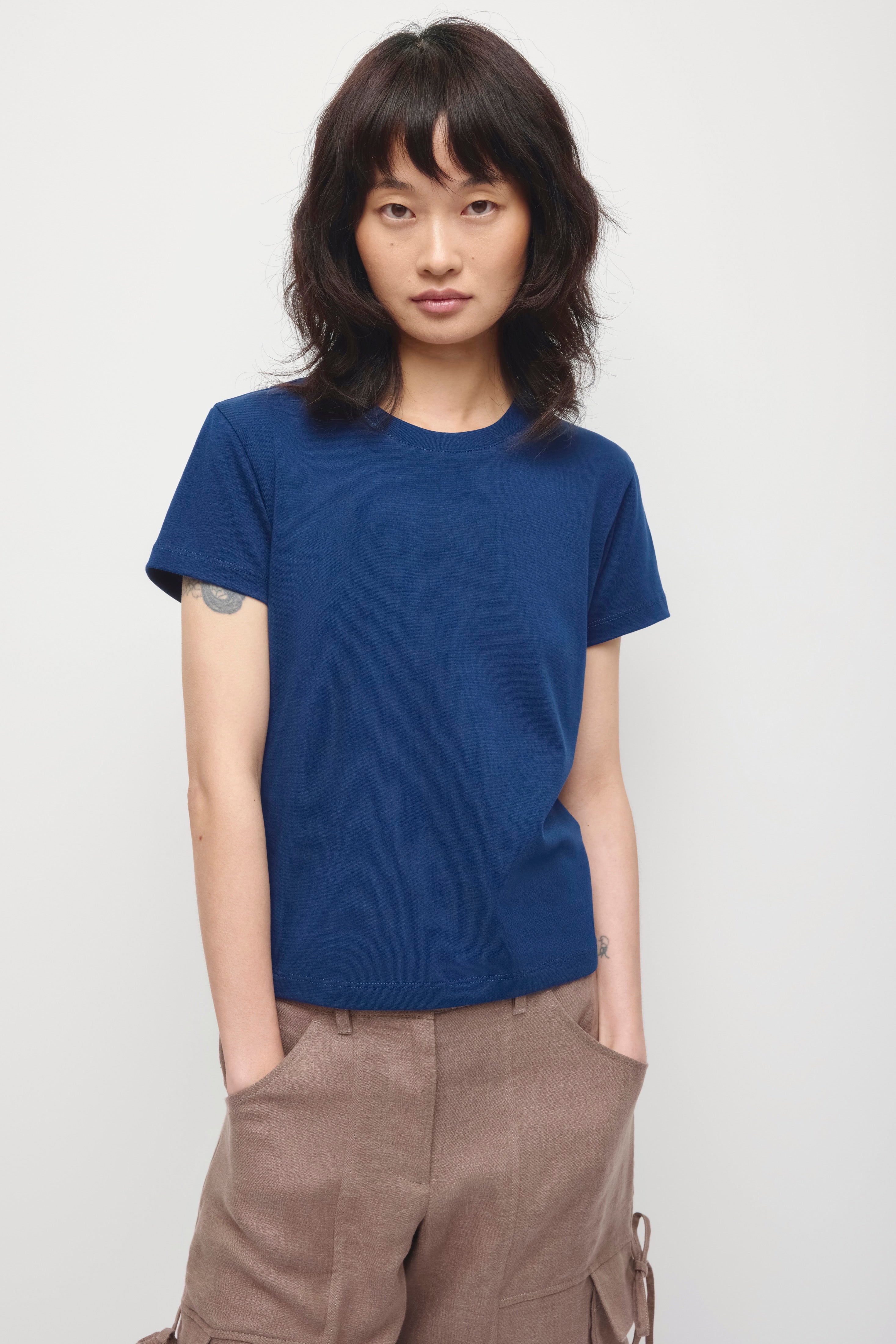T-shirt rétréci pour femmes en bleu Pacifique