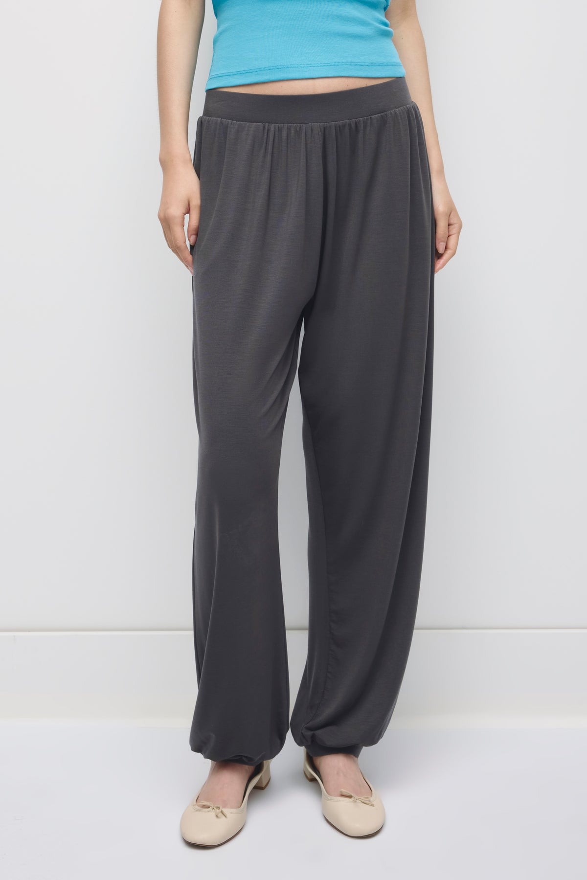 Women's Yazi Balloon Pant in Charcoal