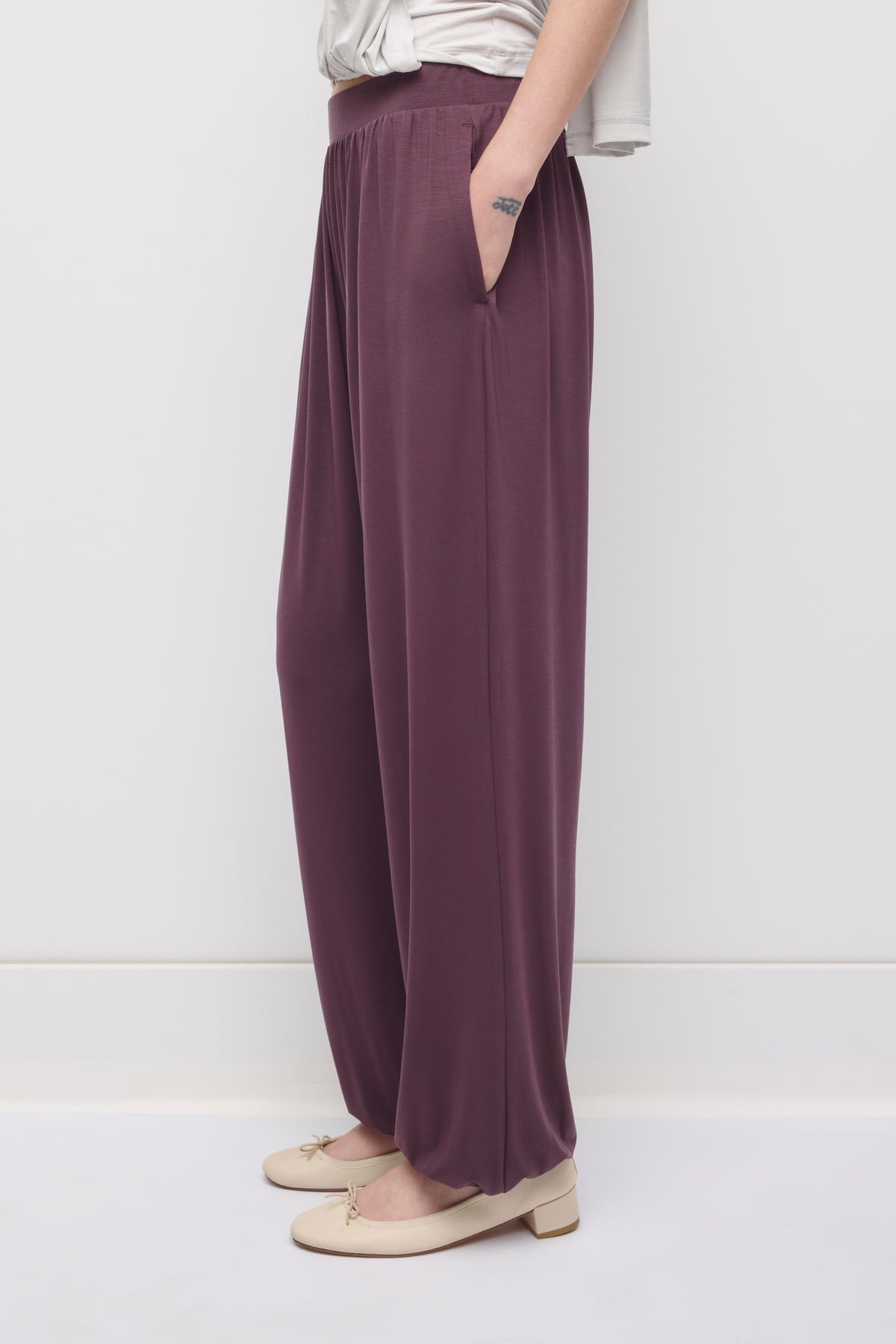 Pantalon Ballon Yazi pour femme en prune chocolat