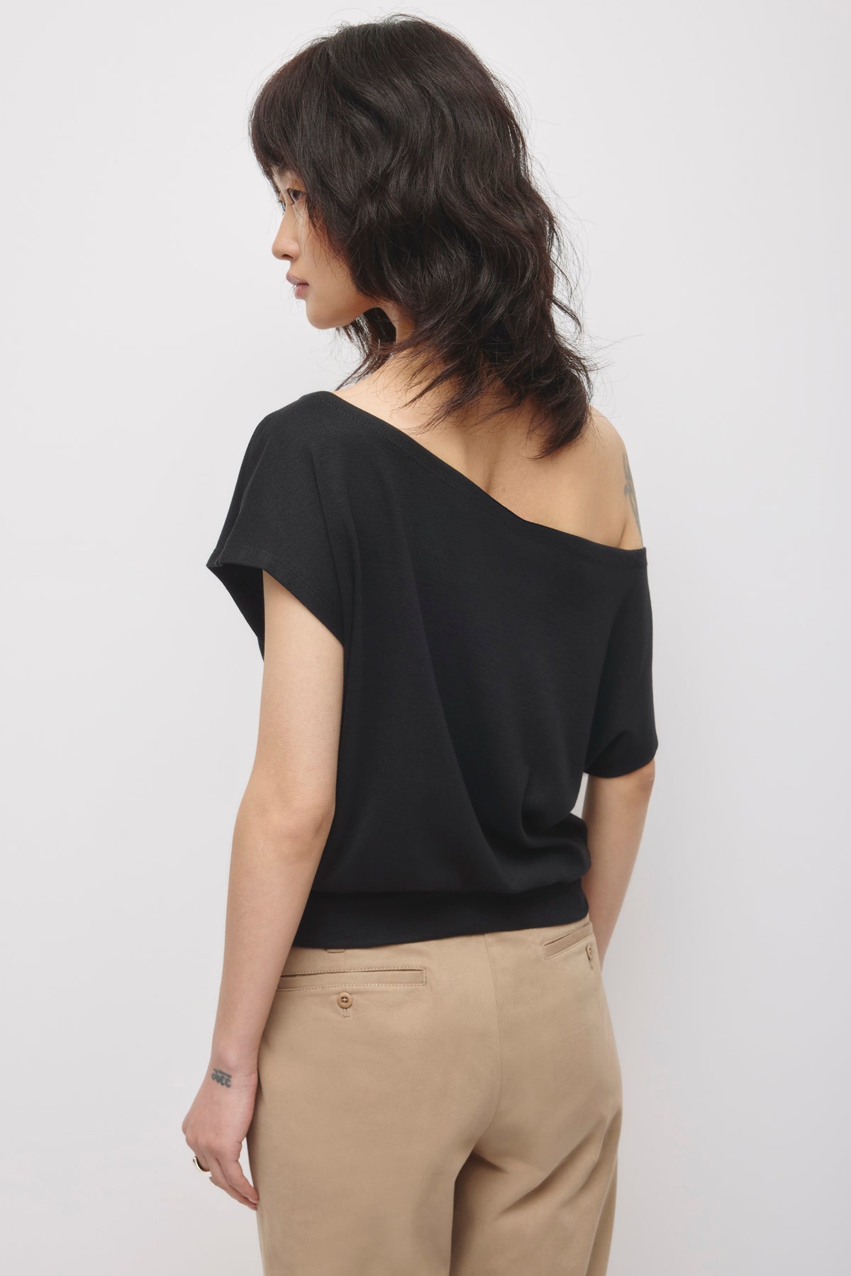 T-shirt à épaules dénudées Zahra pour femme en noir