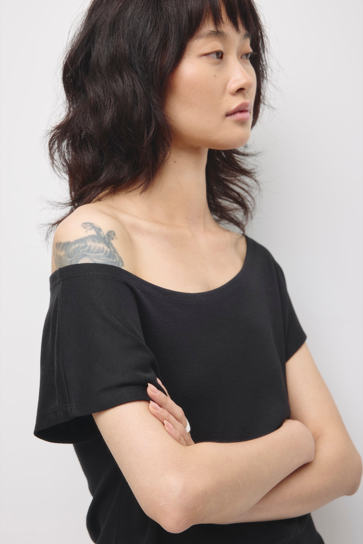 T-shirt à épaules dénudées Zahra pour femme en noir