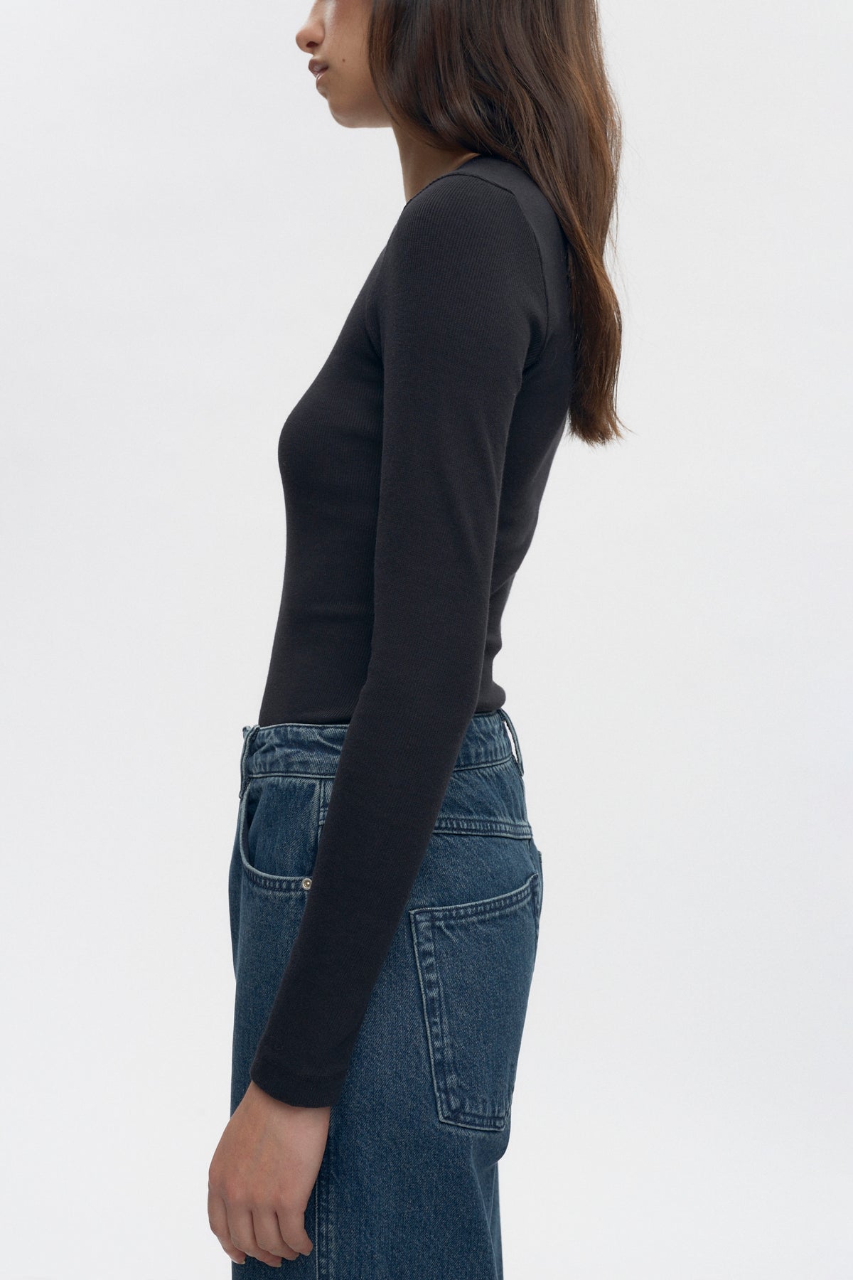 Encolure asymétrique pour femme en noir en noir
