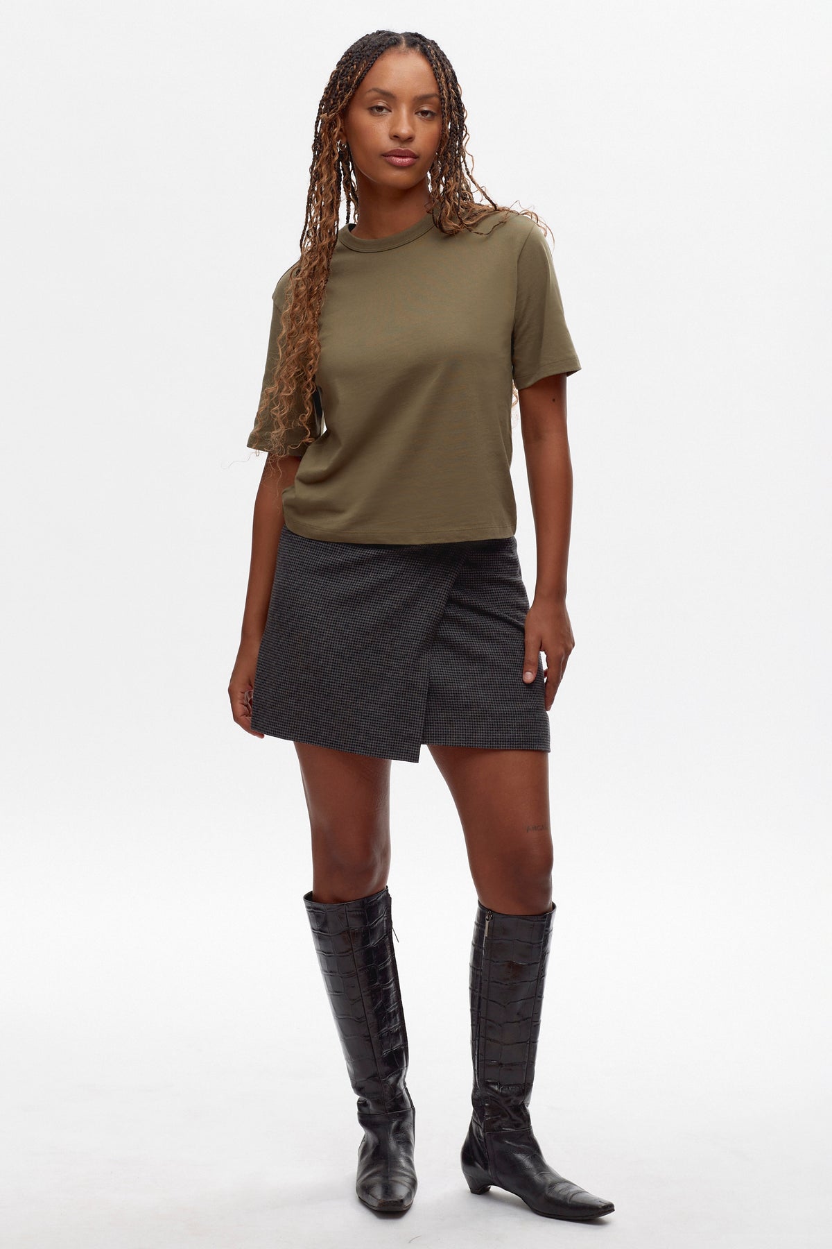 Orit is 5'6" is a regular S, and is wearing a S. 