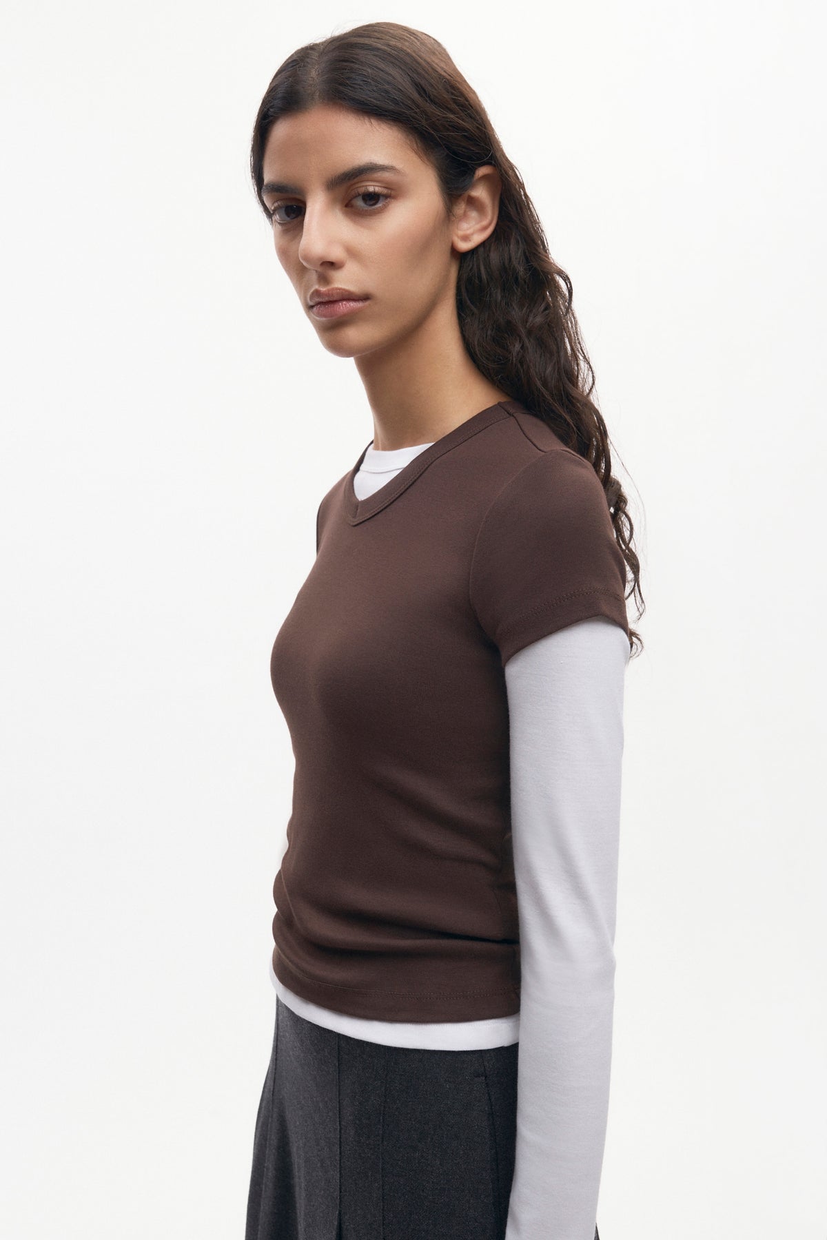 T-shirt à col en V haut pour femmes en graine de café
