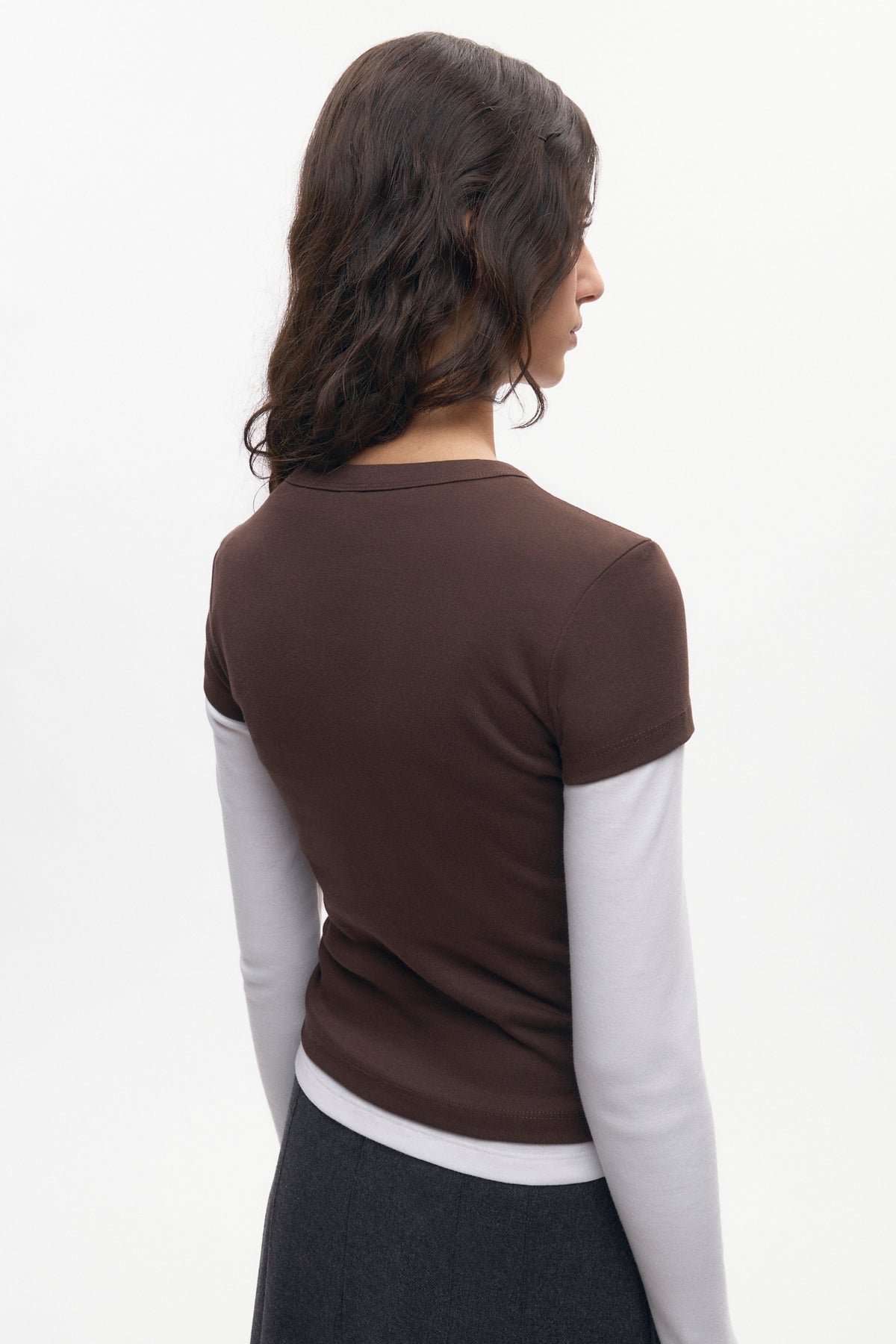 T-shirt à col en V haut pour femmes en graine de café