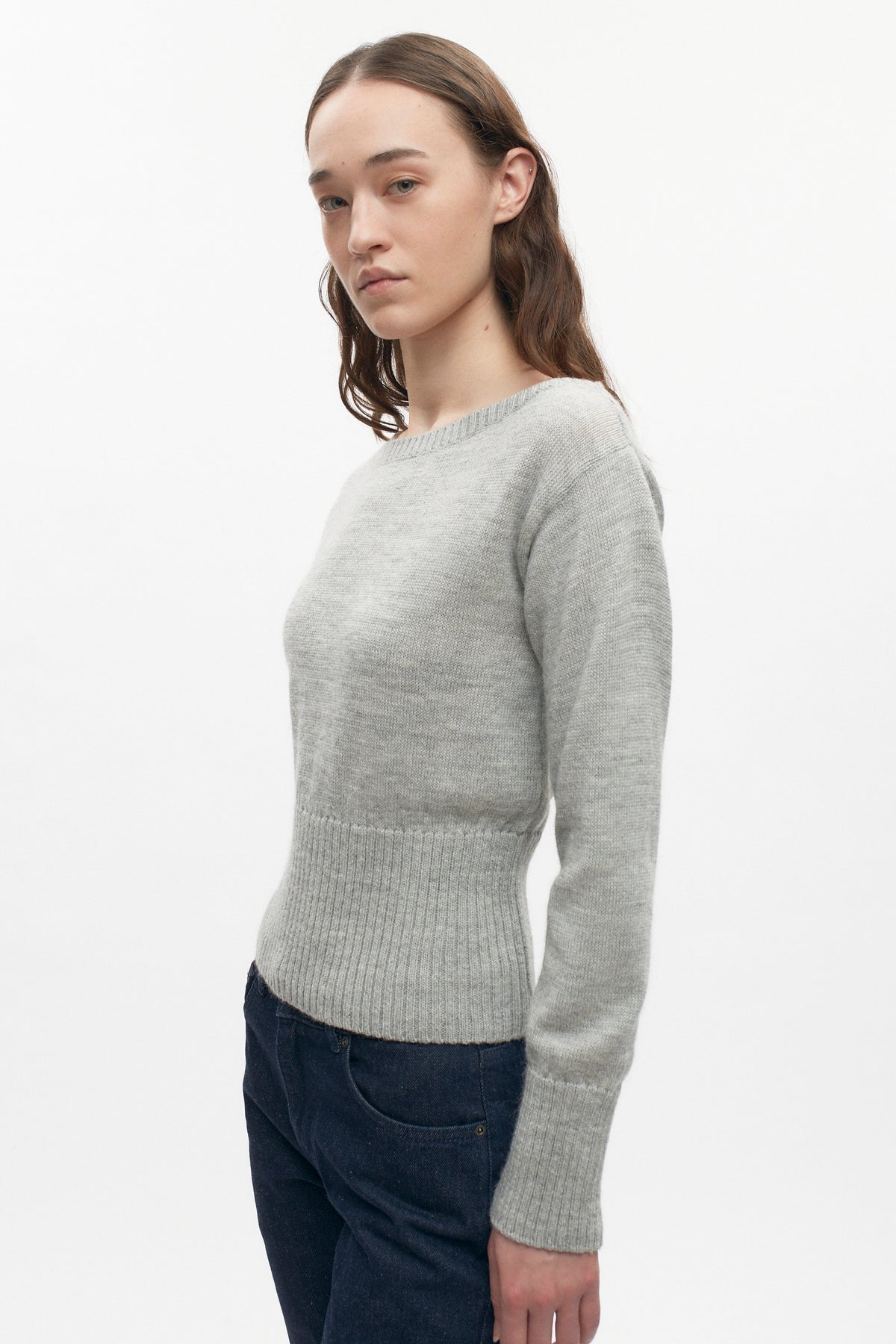 Pull à col bateau en laine mérinos pour femme en gris chiné