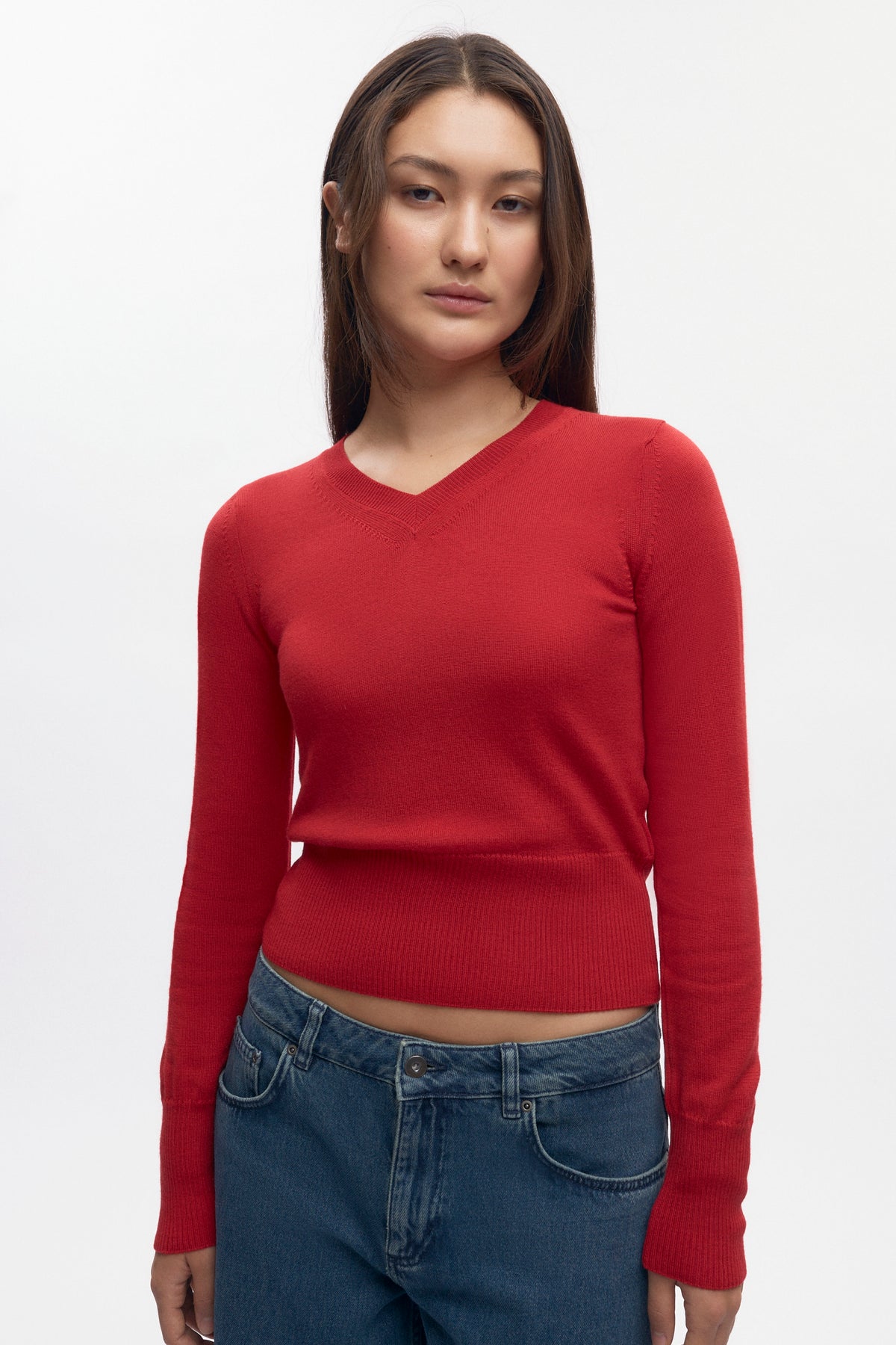 Pull à col en V en laine mérinos pour femme en rouge vif