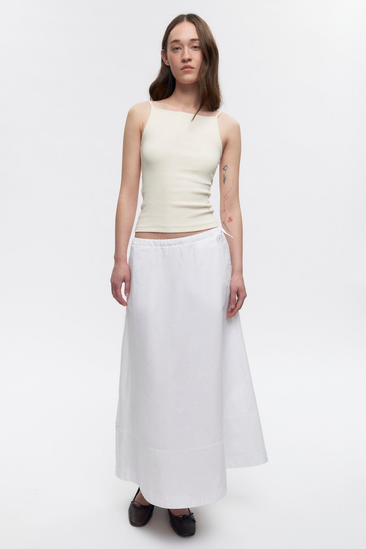 Elizabeth is 5’11" is a regular XS and is wearing a S.