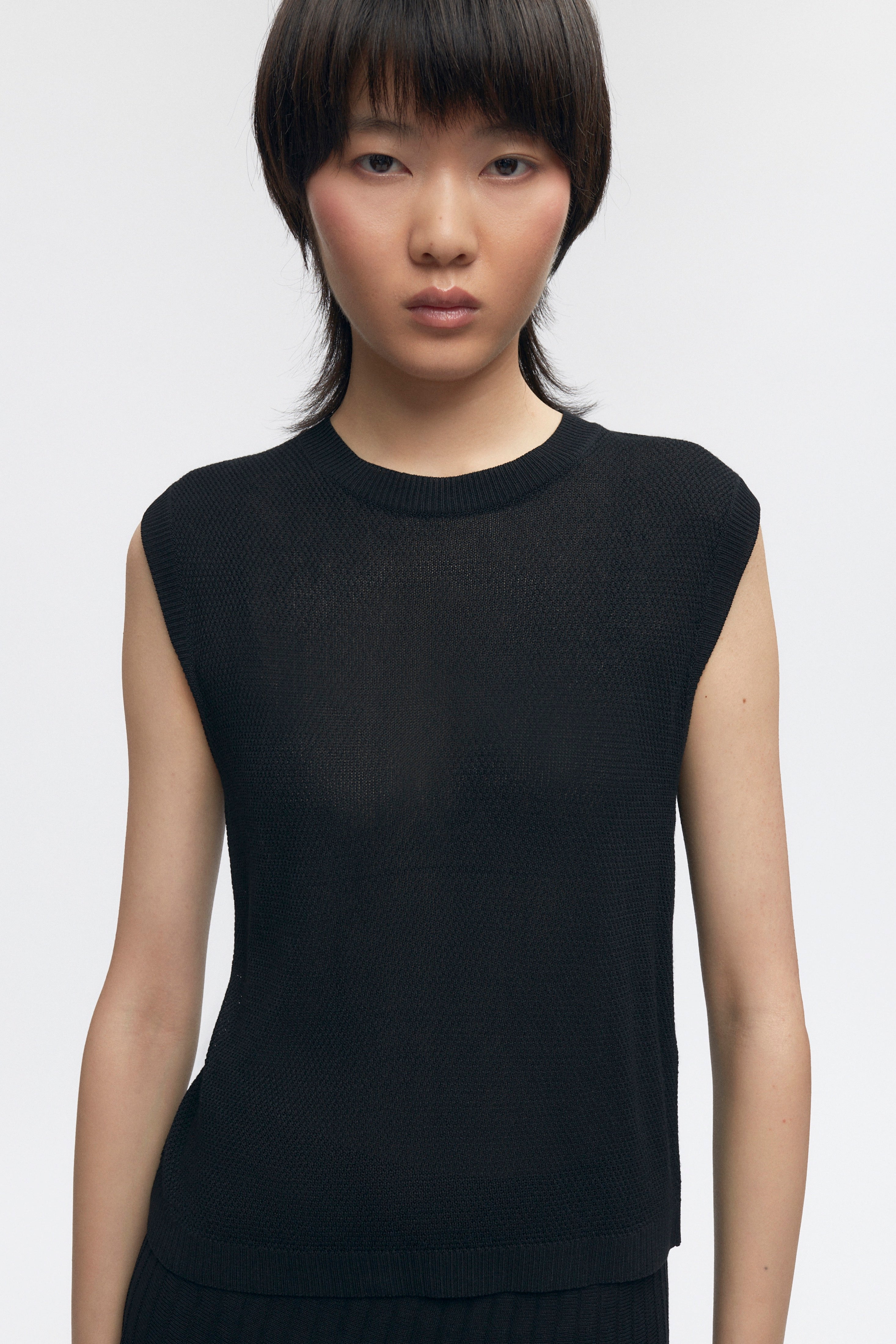 T-shirt sans manches en maille pour femmes en noir